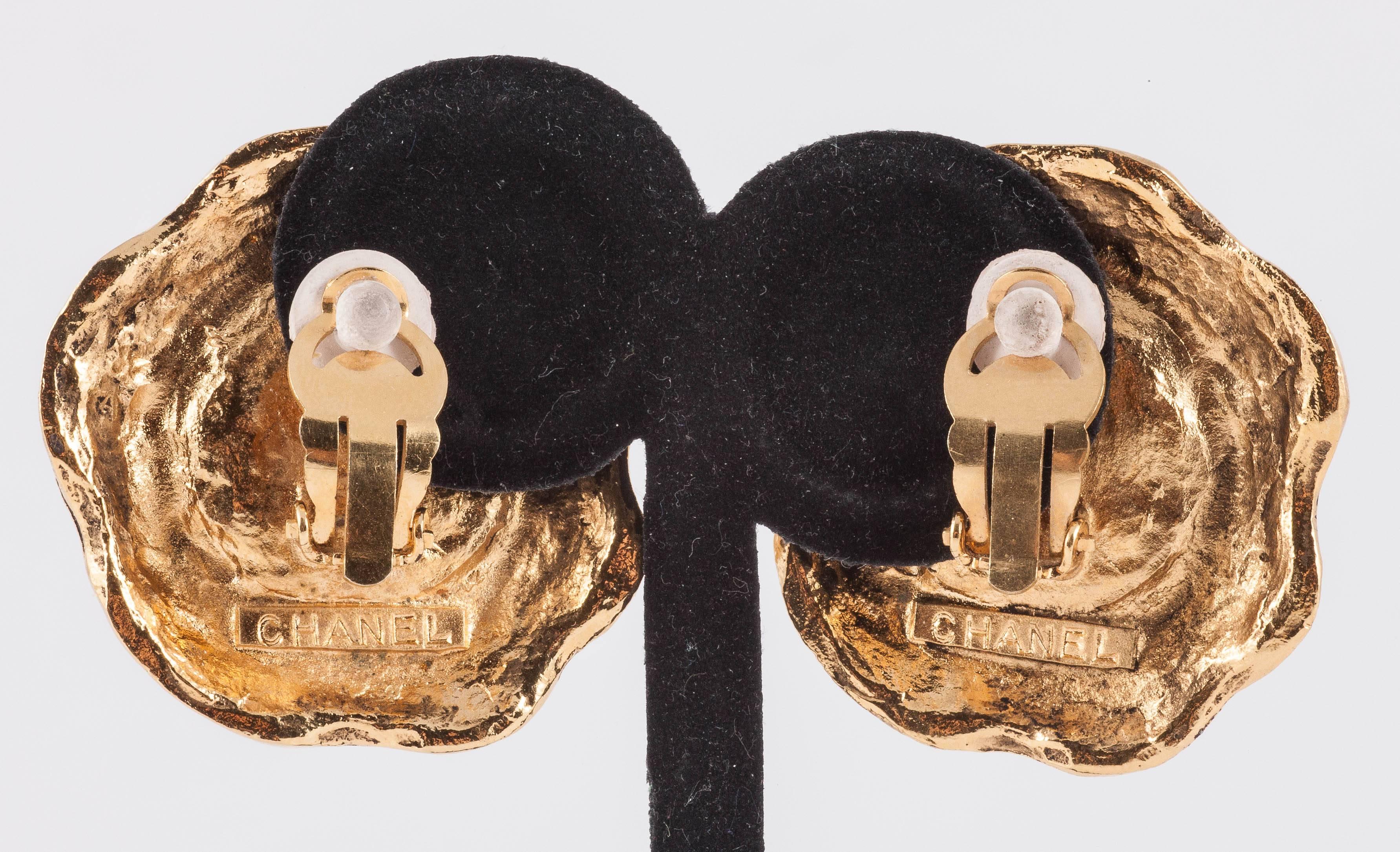 Wonderfully bold 1980s faux mabe pearl and gilt clip earrings by Chanel In Good Condition In Greyabbey, County Down