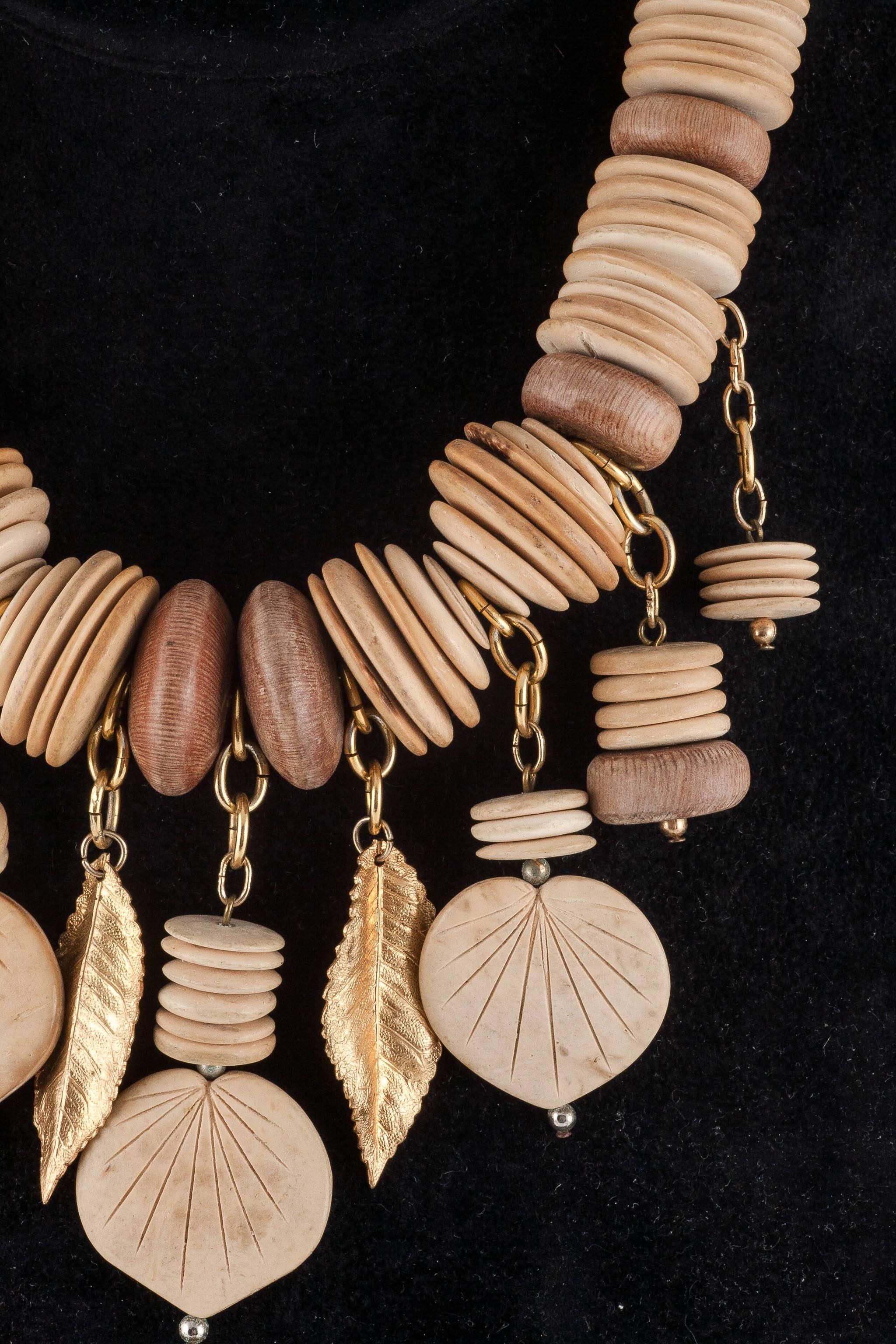 Women's Guy Laroche 1970s wood and gilt necklace 