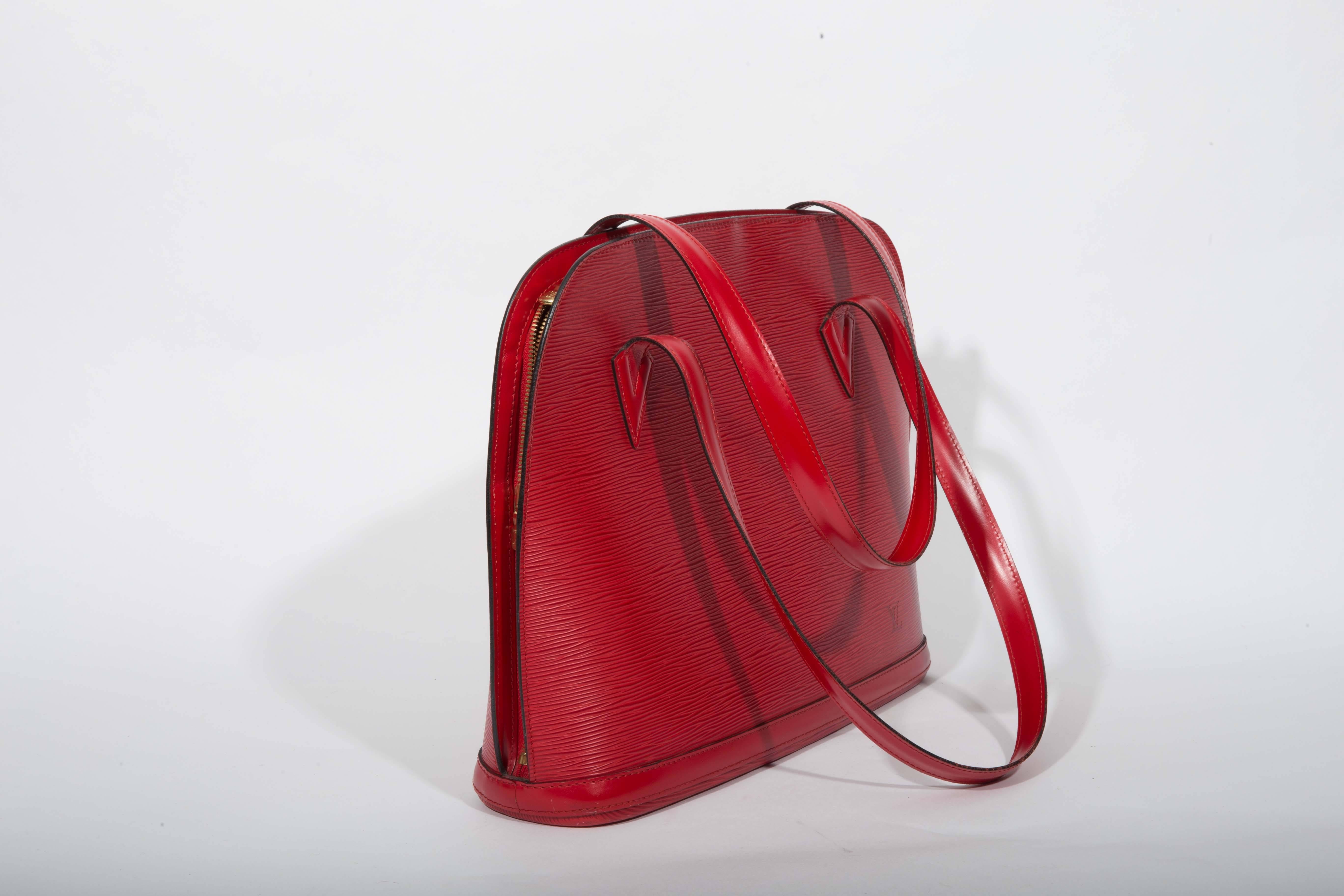 Louis Vuitton Red Epi Shoulder Bag In Excellent Condition In Westhampton Beach, NY