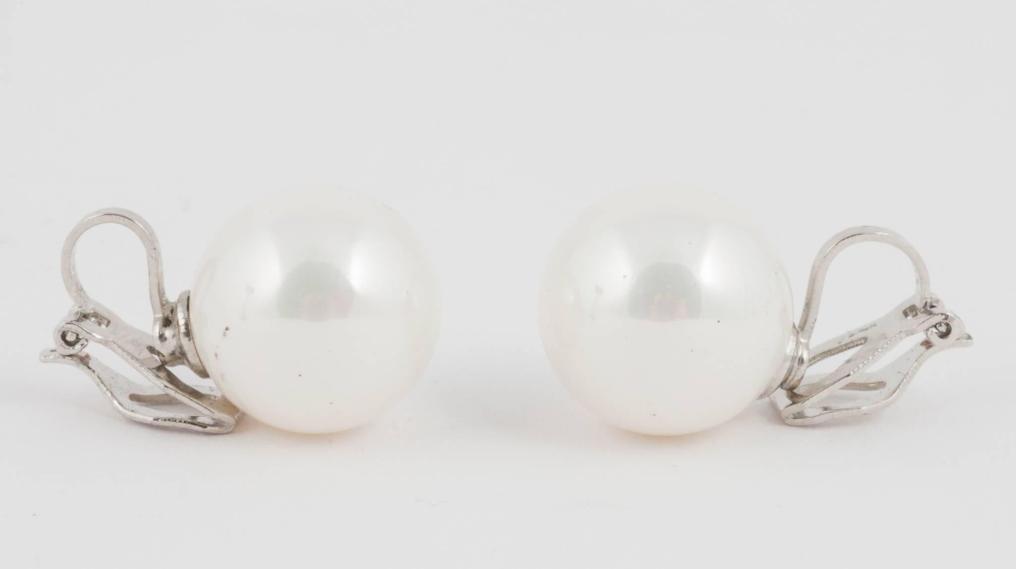 Classic 3 row pearl necklace, with matching drop earrings, 1990s 2