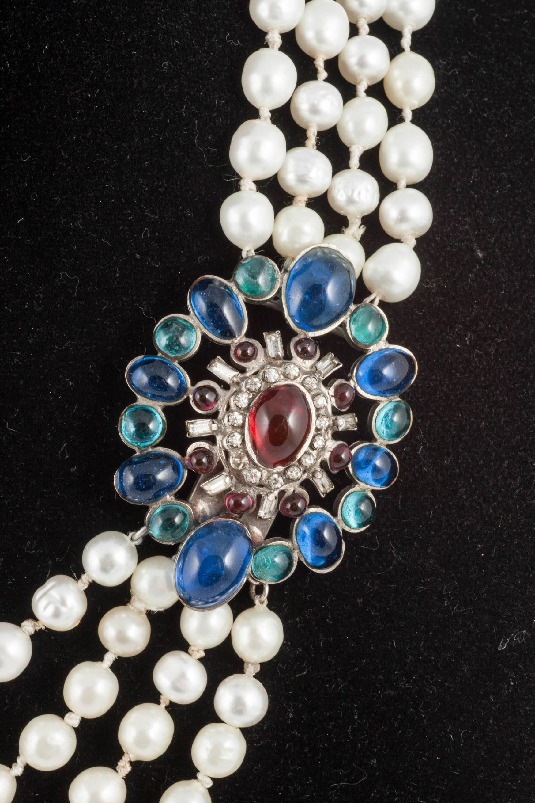 Elegant and timeless, this graduated necklace, made by Maison Gripoix, from the 1960s, is made from graduated glass, knotted  baroque pearls and a large and sumptuous poured glass clasp, a classic Chanel design, that can be seen in the form of a