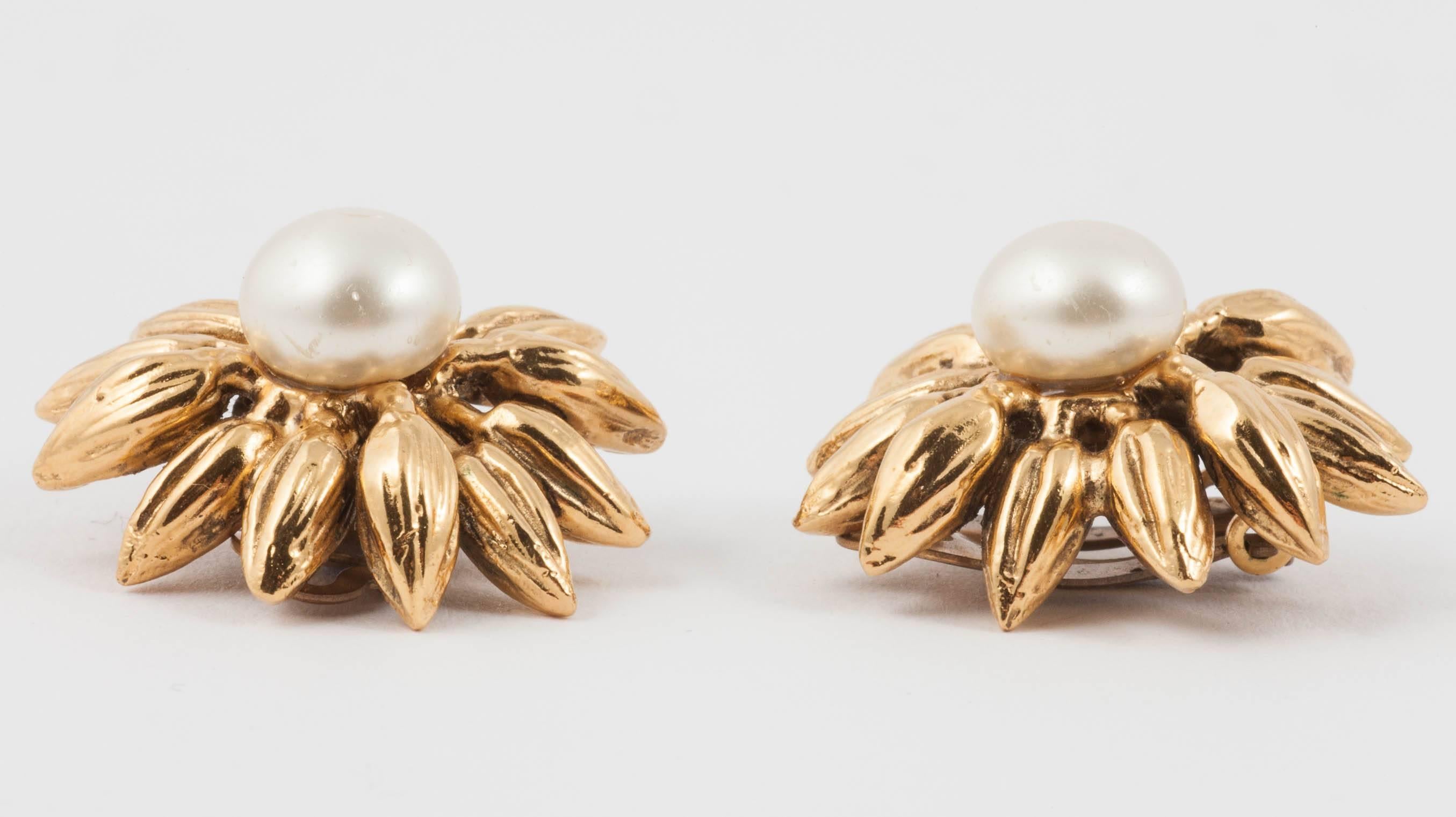 Classic and highly wearable, these exquisite earrings were hand made in Paris in the late 1950s/early 1960s by Maison Goossens in gilded metal and nacre for Chanel, timeless and chic, for so many varied occassions and all ages.
Not much needs to be