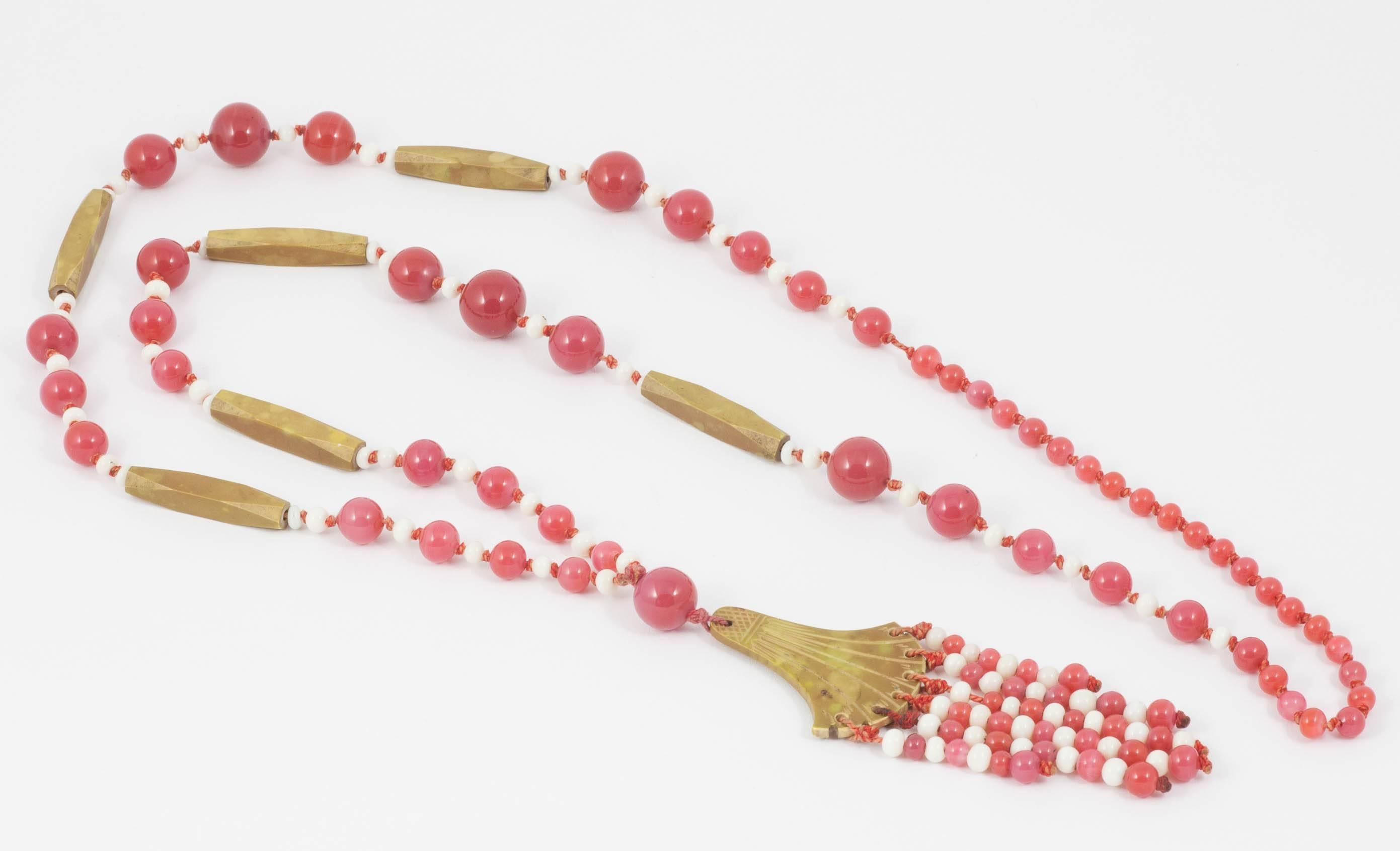 This long dramatic flapper necklace is especially appealing because of its unusual colour combination and use of materials.
Galalith was a plastic derived from milk protein that was used by the fashion industry in France from 1900 onwards, as it