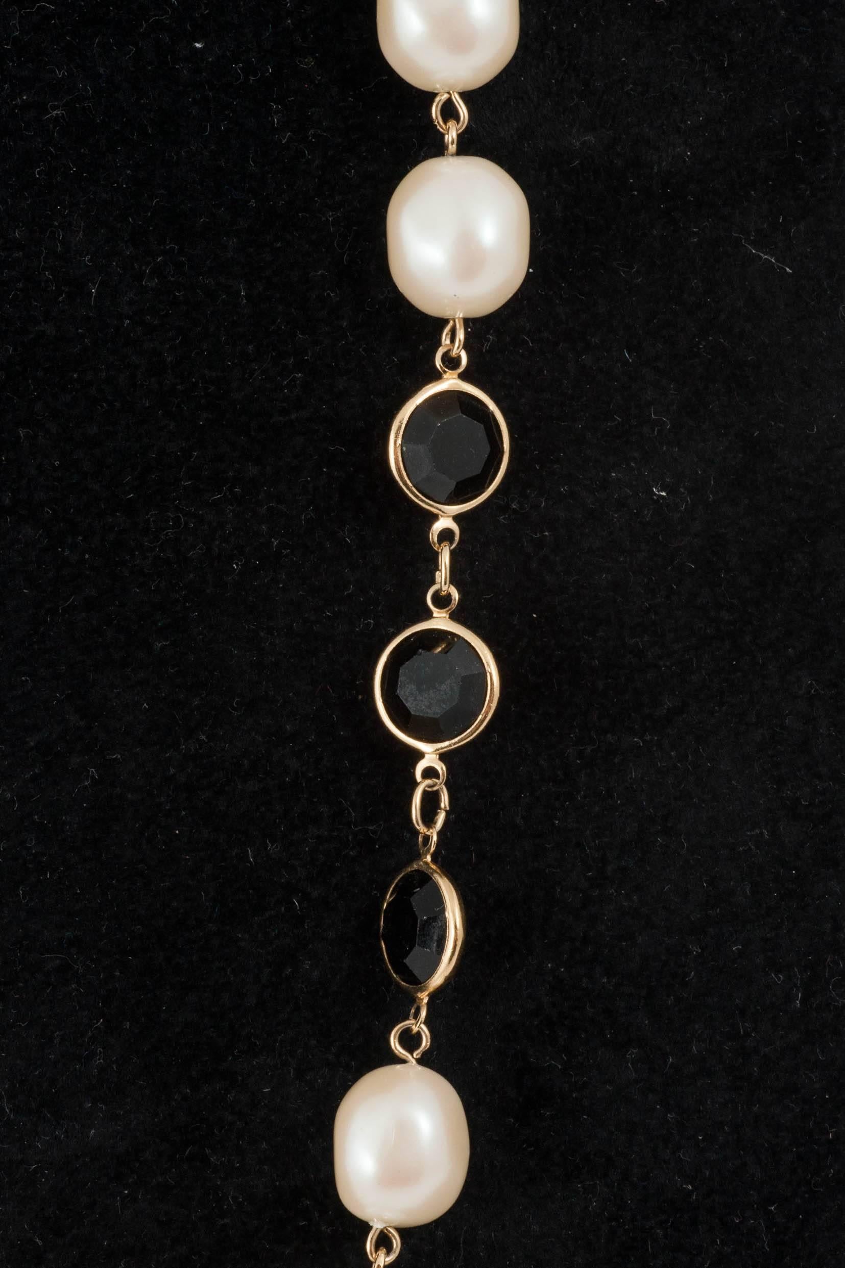Joyous Yves Saint Laurent 'daisy' pearl, gilt and black glass pendant, 1980s In Good Condition In Greyabbey, County Down