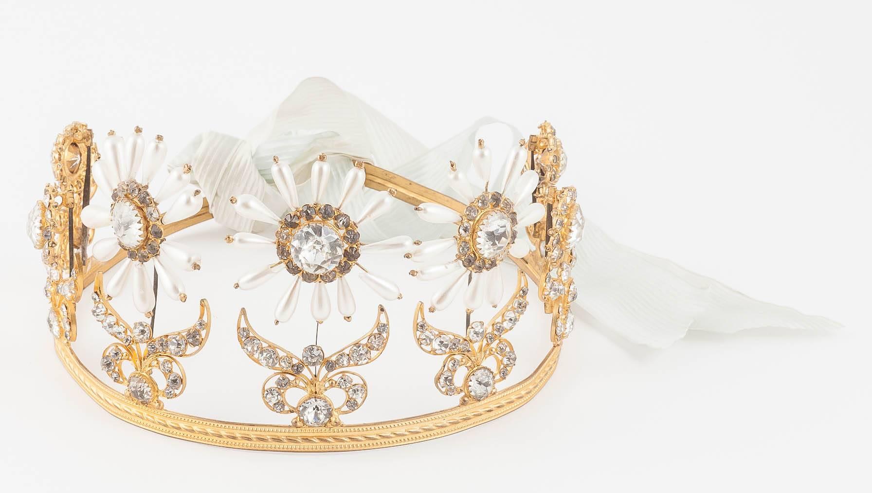 This is the best wedding headdress I have ever found! These beautiful pieces were passed down in families from one generation to the next. Not only are the large glass pearl daisies charming and joyous in their bold simplicity, but they are also 'en