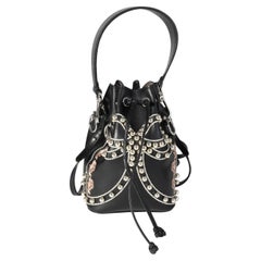 Borsa a secchiello Mon Tresor di Fendi in pelle nera con fiocco borchiato