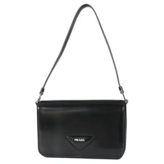 Prada Schwarze Umhängetasche aus gebürstetem Leder