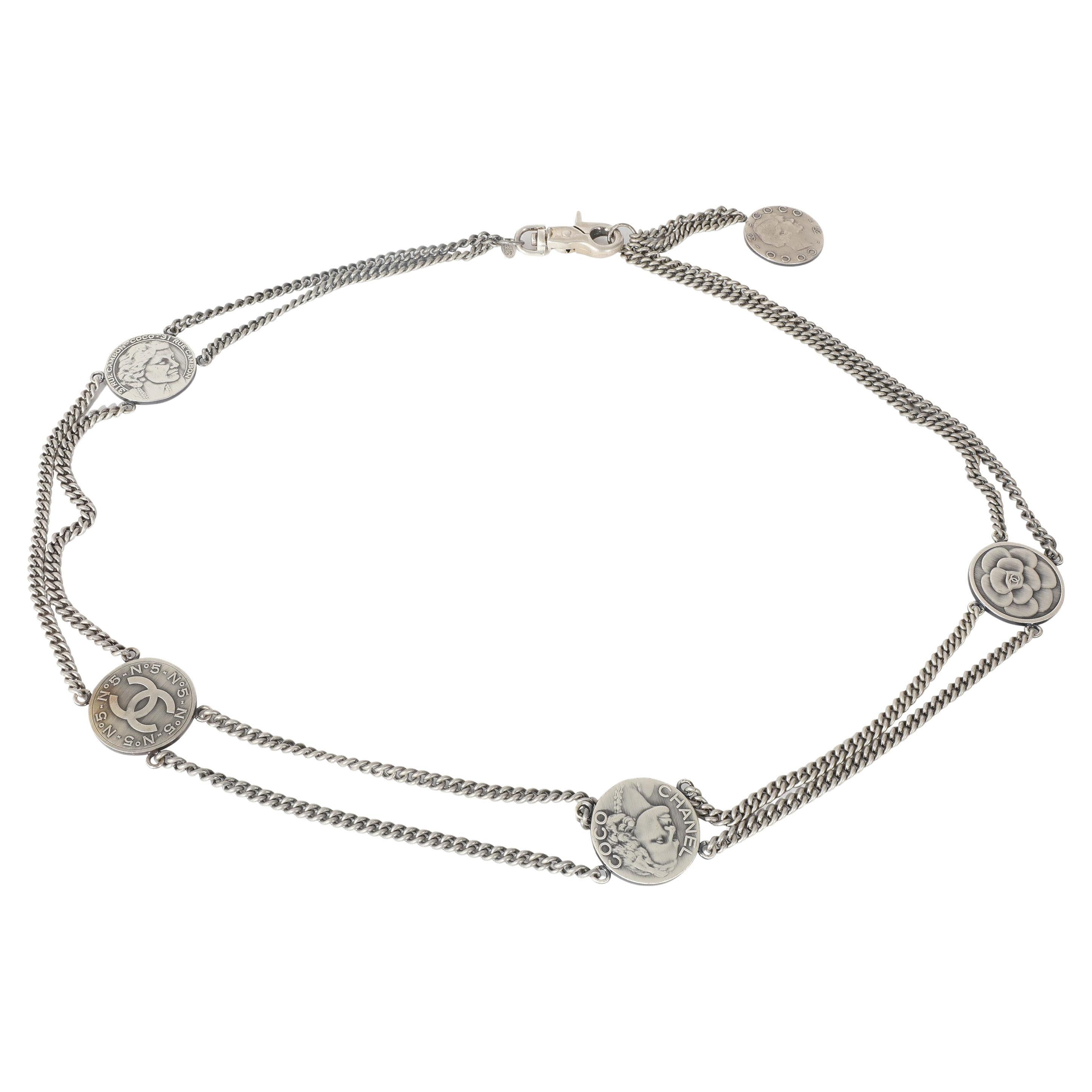 Cinturón Chanel 2008 A Coco Medallion Silver-Toned en venta