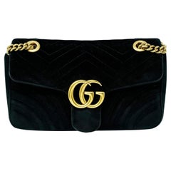 Gucci Borsa a tracolla piccola Marmont in velluto matelassé nero