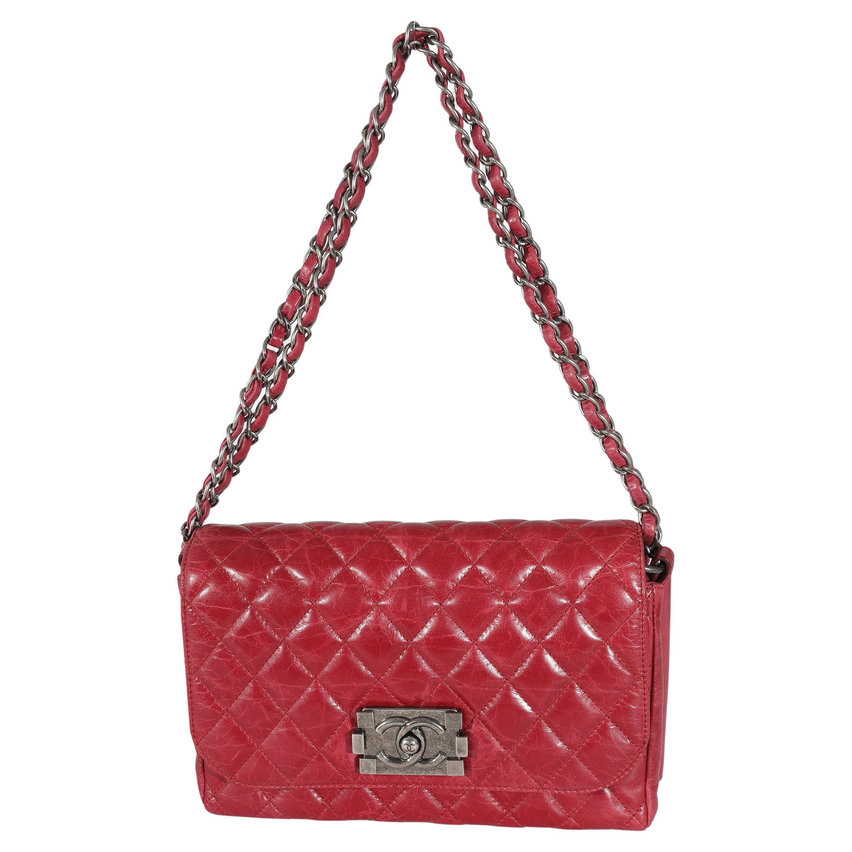 Chanel 12P Sac à rabat Veau Brilliante en cuir de veau glacé rouge en vente