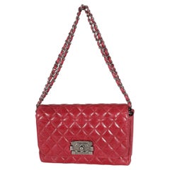 Chanel 12P Sac à rabat Veau Brilliante en cuir de veau glacé rouge