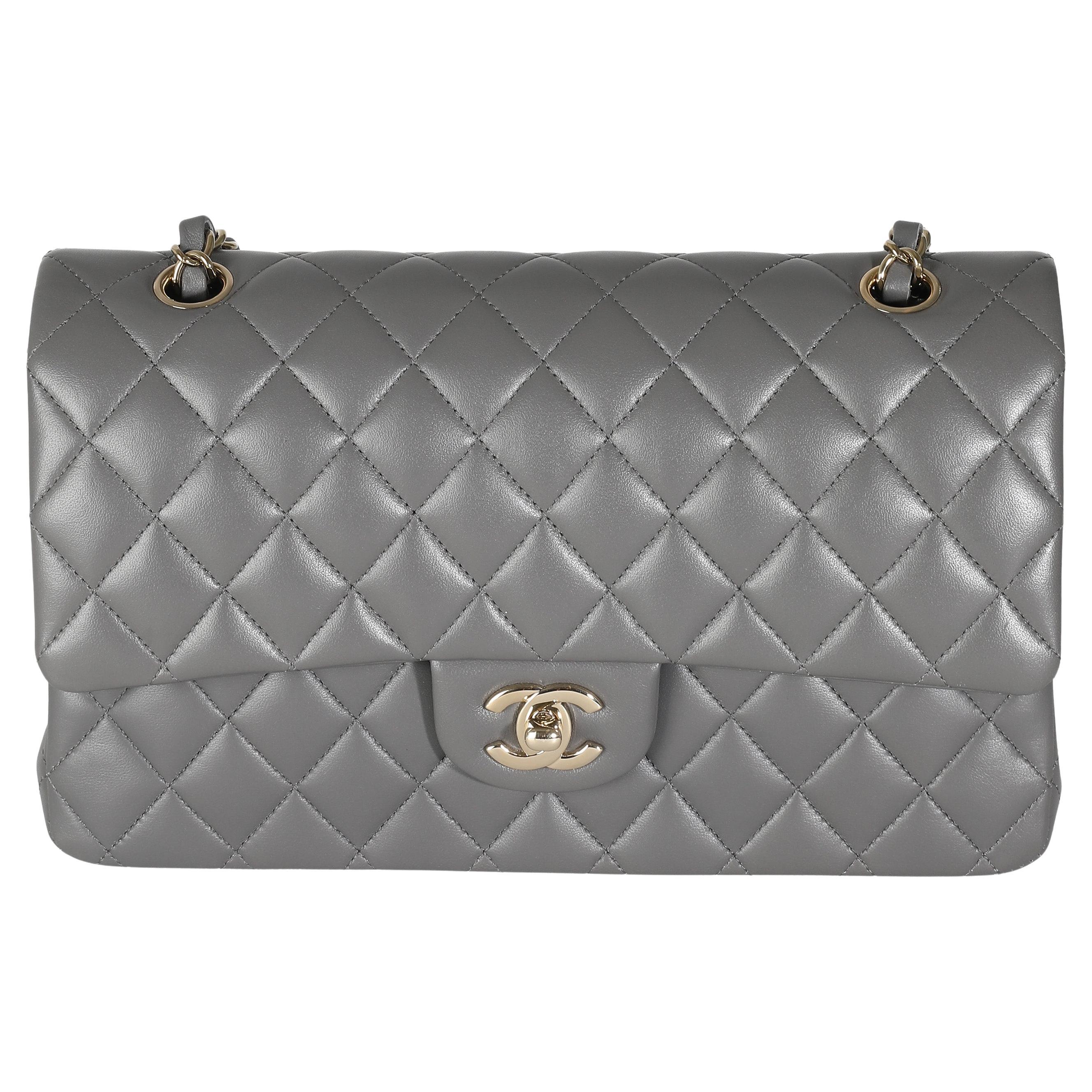 Chanel 22A Gris en cuir d'agneau matelassé Sac classique moyen à double rabat