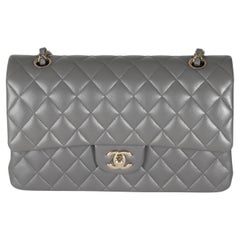 Chanel 22A Borsa media classica a doppia patta in pelle di agnello trapuntata grigia