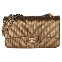 Chanel 18C Bronze Chevron plissé en cuir de veau Medium Classic à double rabat