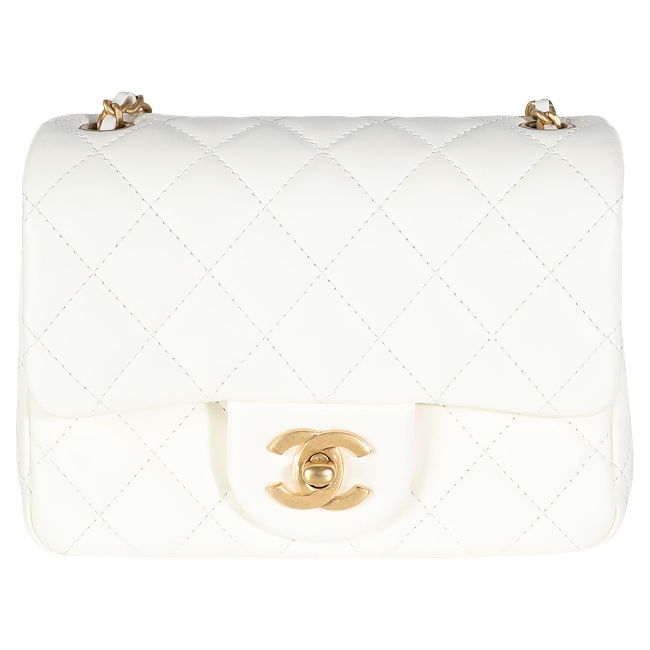 Chanel Mini bolso con solapa de piel de cordero acolchada blanca Pearl Crush en venta