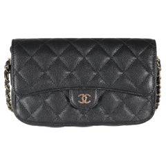 Chanel Schwarze gesteppte Kaviar- Telefonhandtasche mit Klappe und Kette