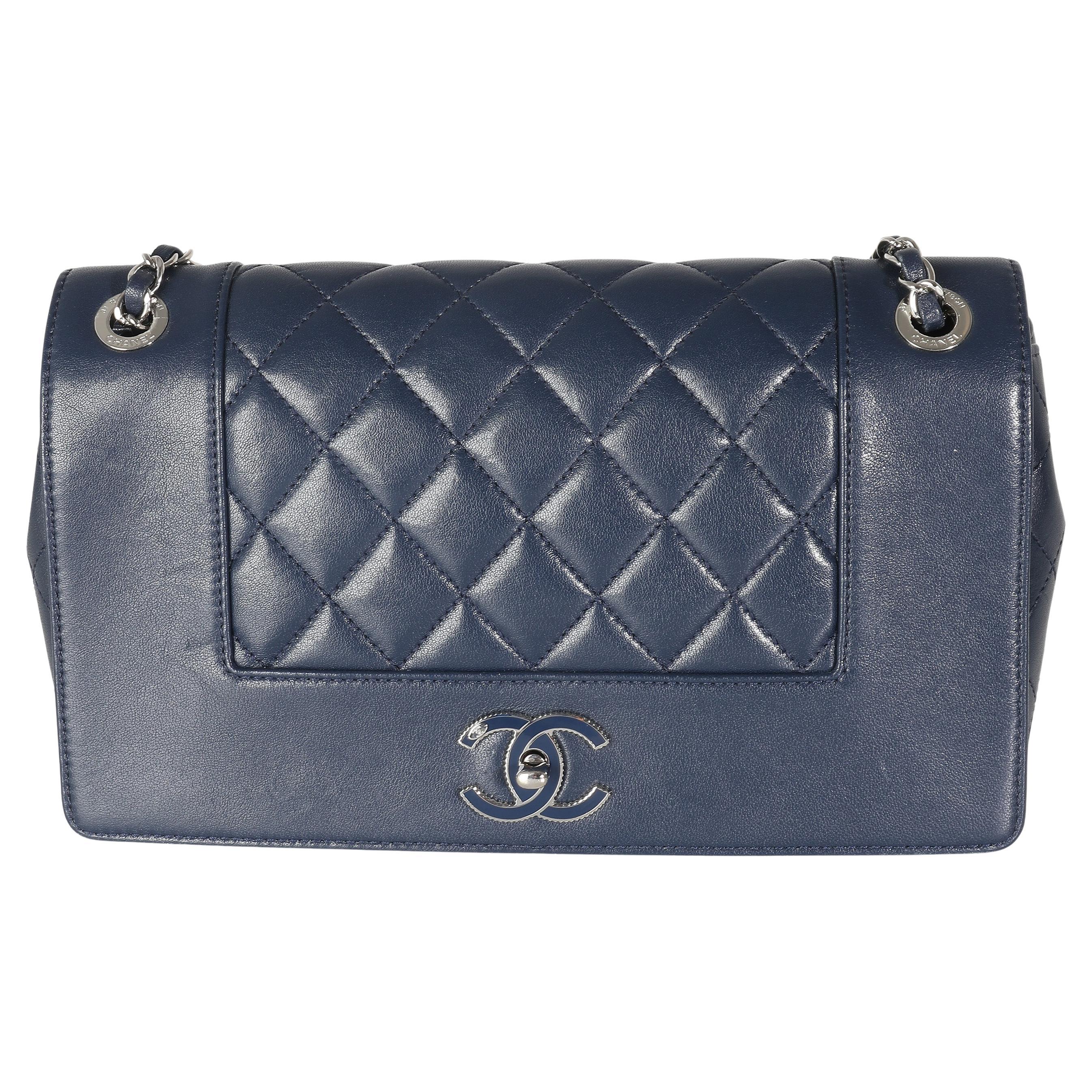 Chanel grand sac à rabat Mademoiselle vintage en peau de mouton matelassée bleu marine