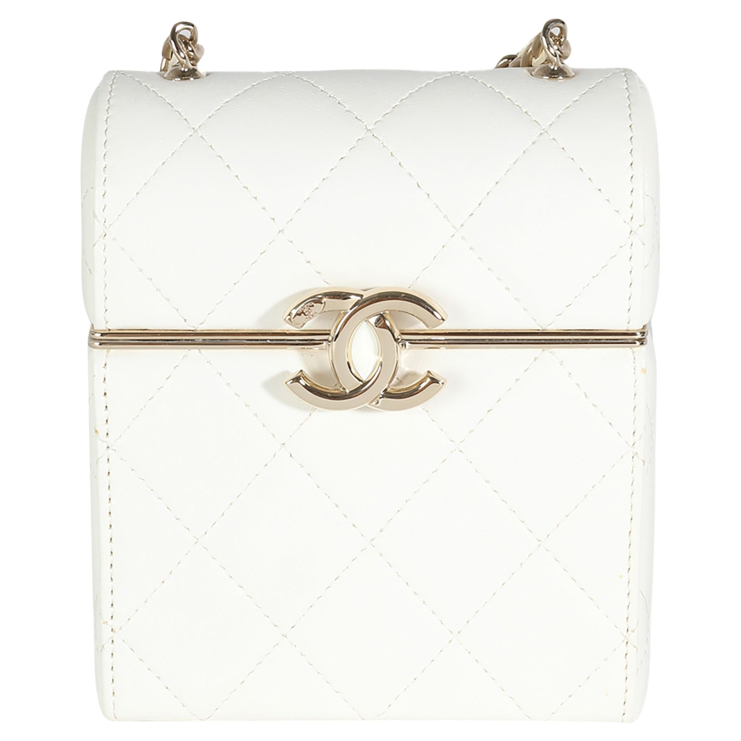 Chanel 22P Weiße gesteppte Lammfell-Minibox-Clutch aus Lammfell im Angebot