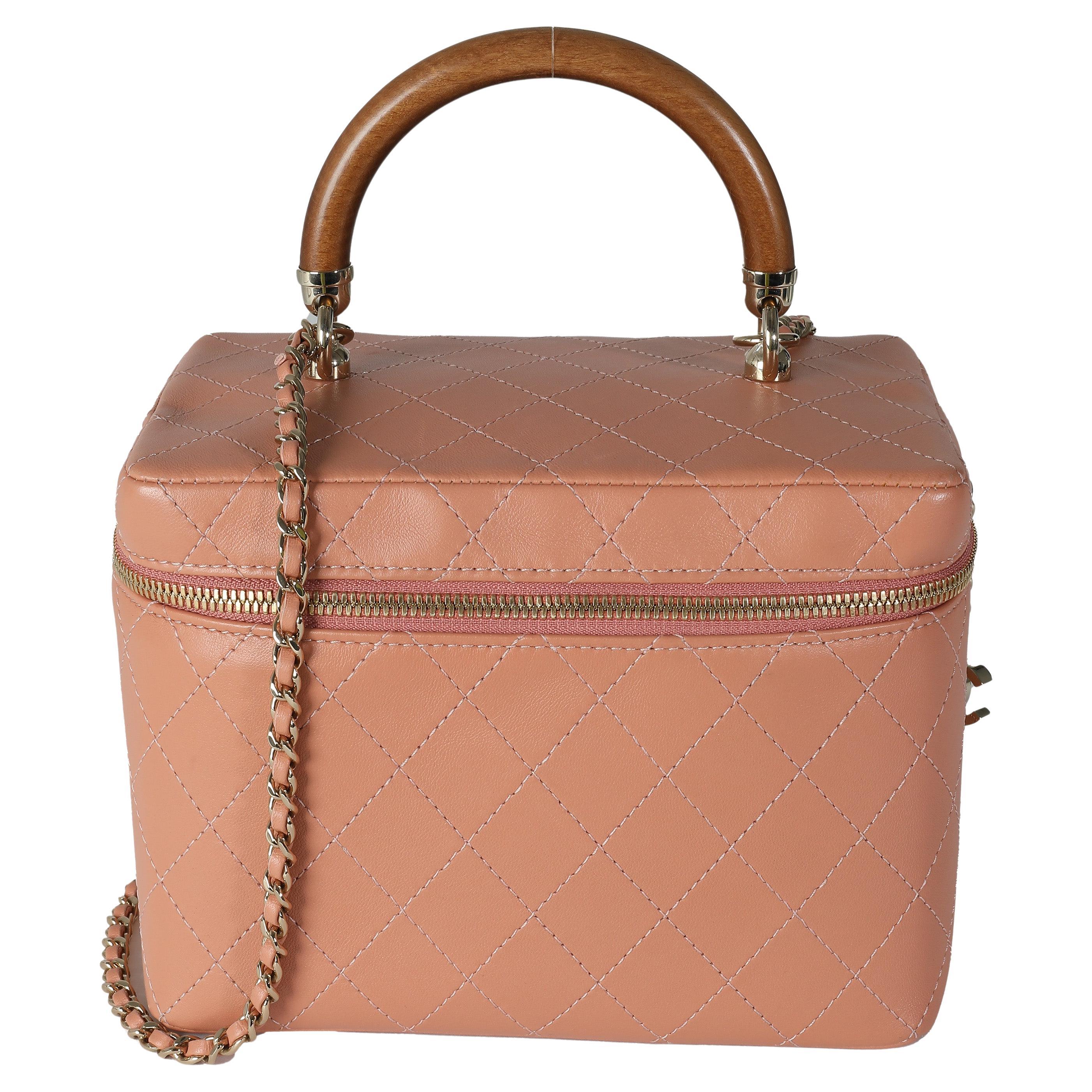 Vanity Case en agneau matelassé rose de Chanel Knock On Wood en vente
