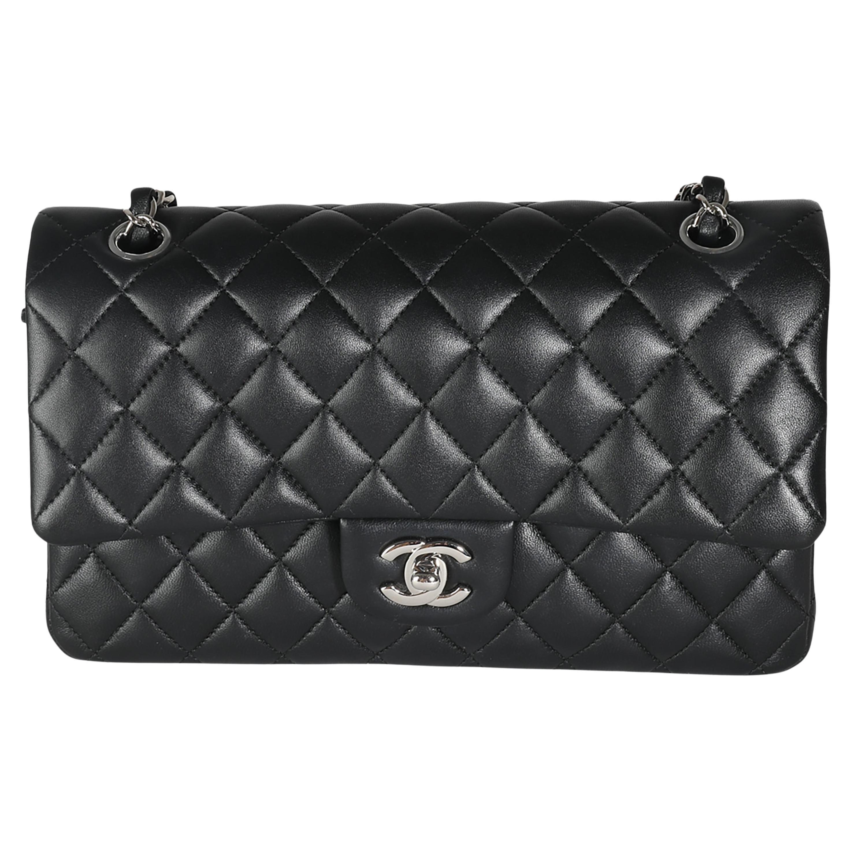 Chanel Schwarze klassische Tasche aus gestepptem Lammfell mit doppelter Klappe