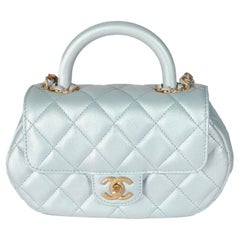 Chanel 24C Hellblaue schillernde gesteppte Lammfell-Tasche mit kleinem Henkel oben