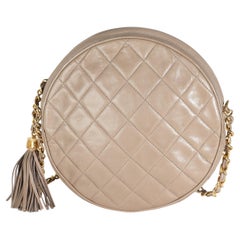 Chanel Beige Borsa rotonda trapuntata in pelle d'agnello con nappe e catena