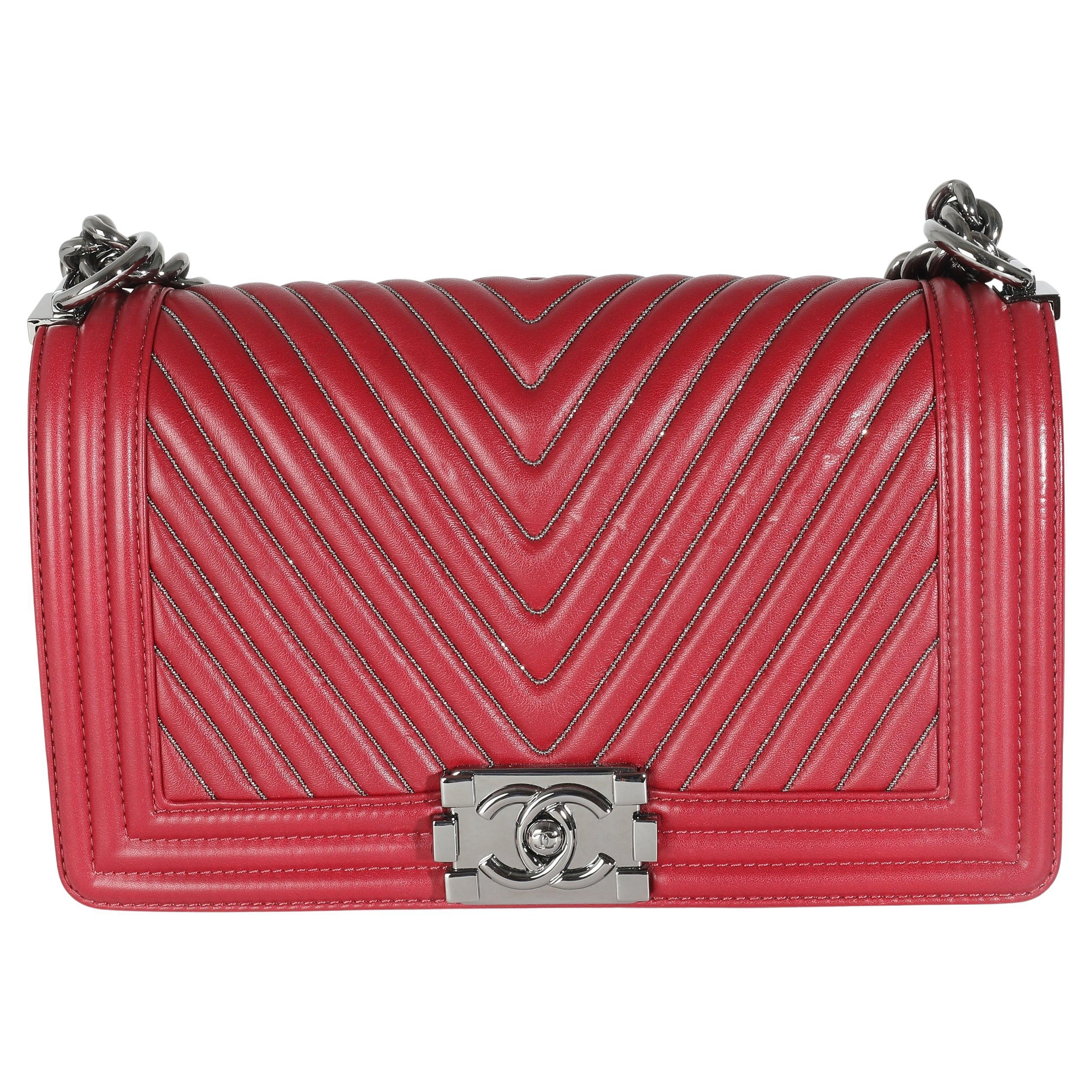 Chanel Burgundy Chevron in pelle di vitello con catena Borsa media da ragazzo in vendita