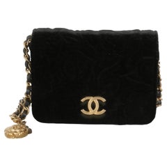 Chanel Schwarze Mini- Münzgeldbörse aus Samt Kamelie mit Kette
