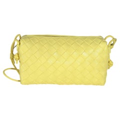 Gelbe Nappa Intrecciato East West Loop Kameratasche von Bottega Veneta
