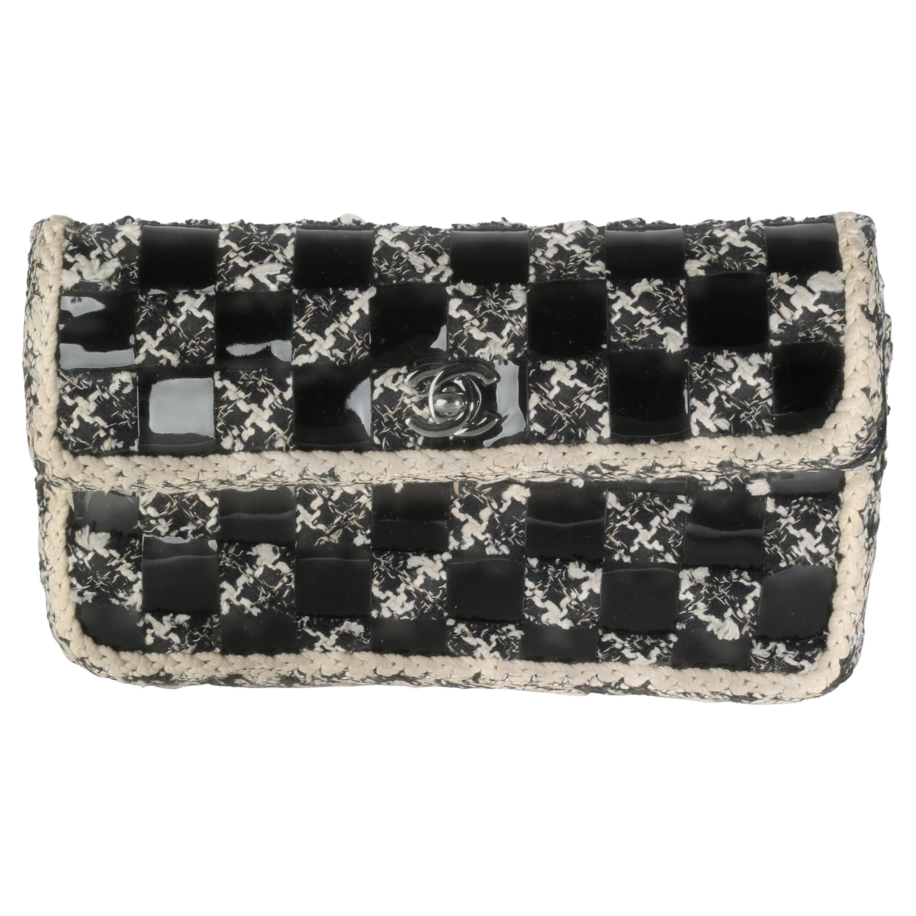 Chanel Borsa media con patta in tweed intrecciato bianco e nero in vendita