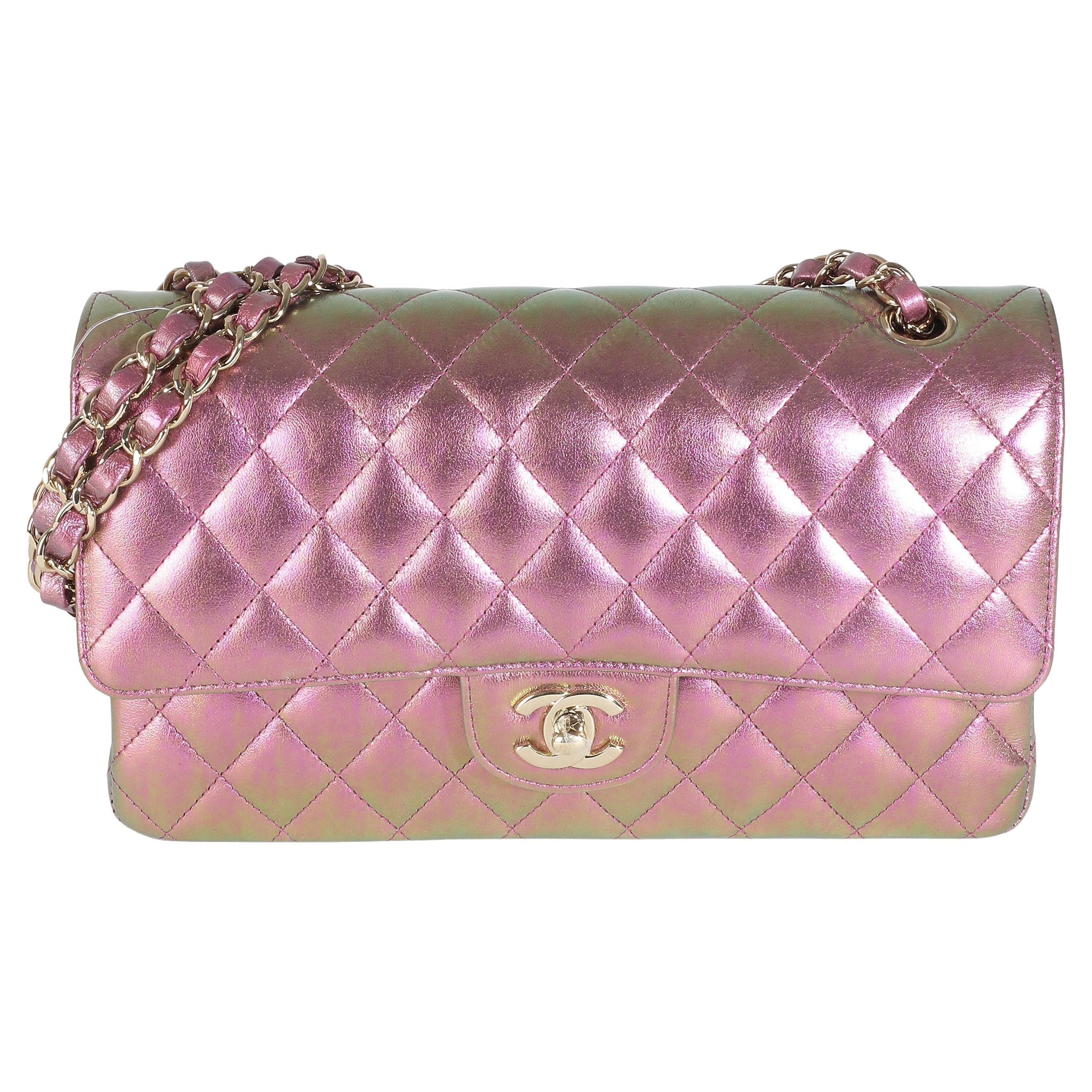 Chanel 20B Borsa media classica a doppia patta in pelle d'agnello iridescente trapuntata viola