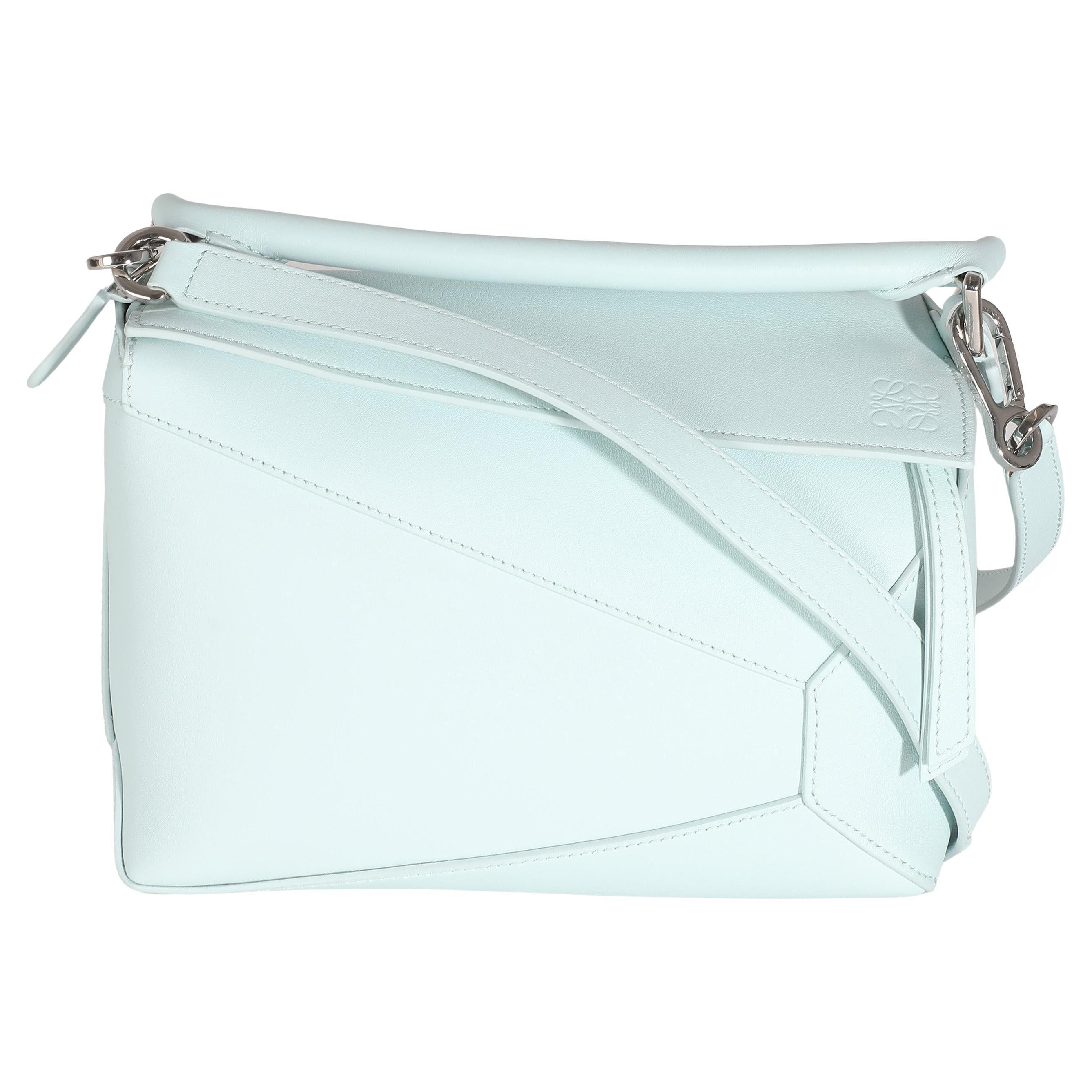 Loewe Borsa piccola con bordo a puzzle in pelle di vitello granulata blu chiaro in vendita