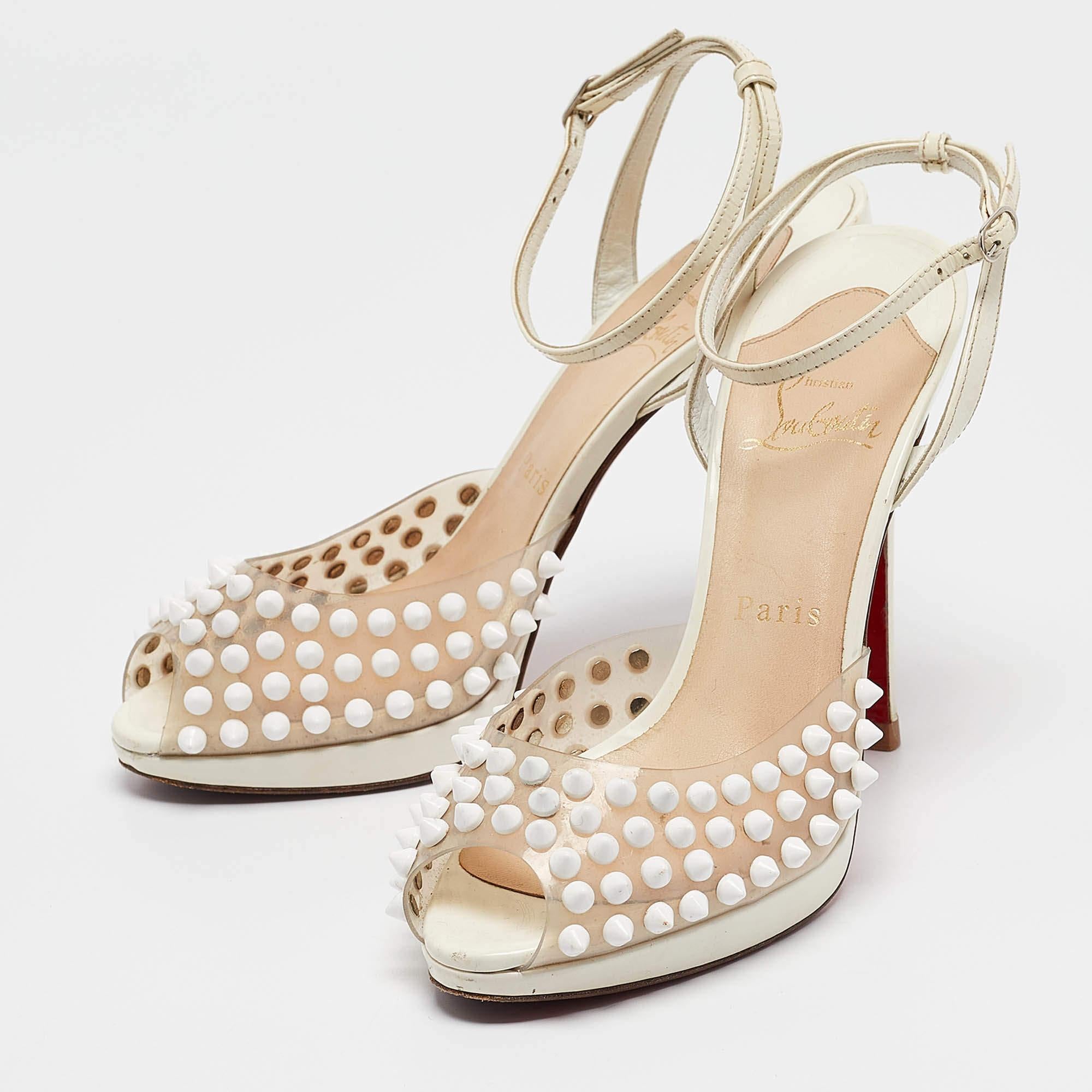 Faites preuve de chic avec ces escarpins de créateur. Ils présentent des talons robustes et des semelles durables  parfait pour vos sorties à la mode