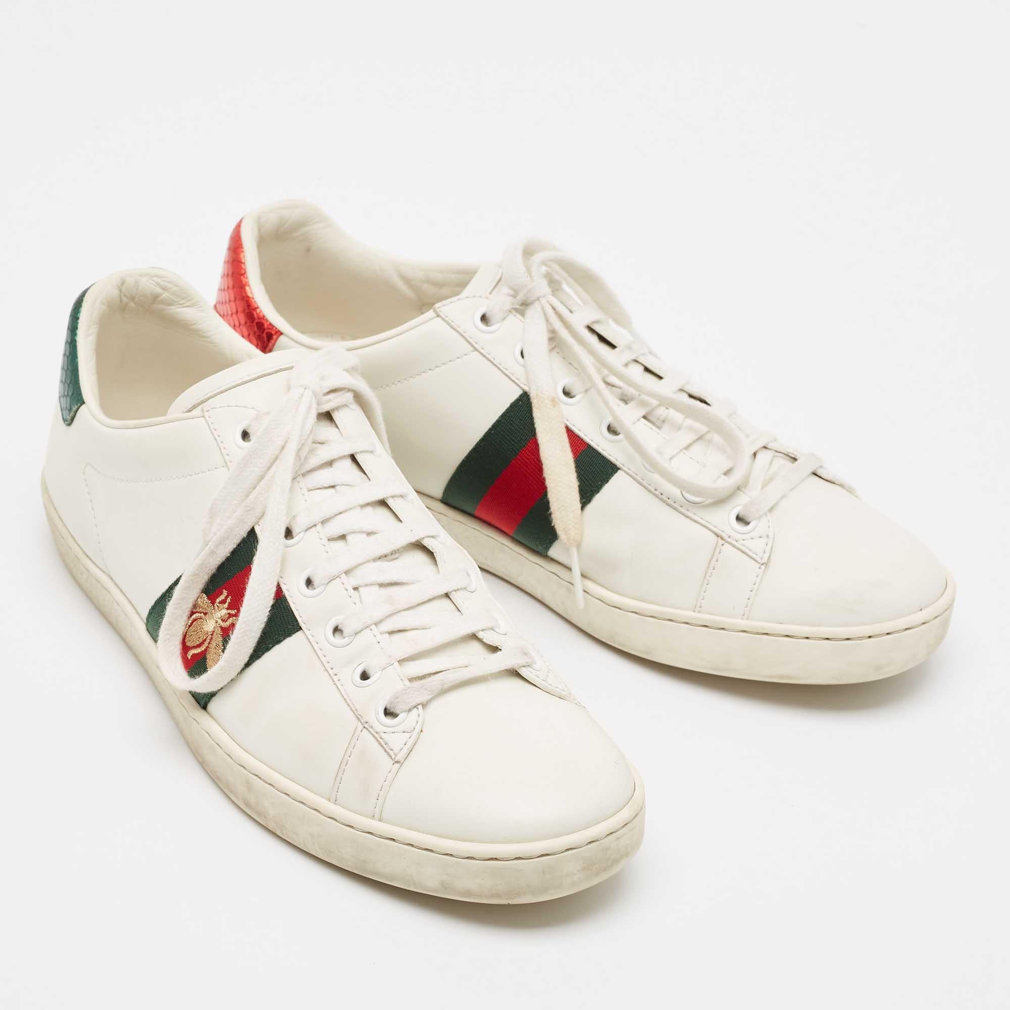Gucci - Baskets en cuir blanc brodées en forme d'abeille - Taille 39.5 État moyen à Dubai, Al Qouz 2