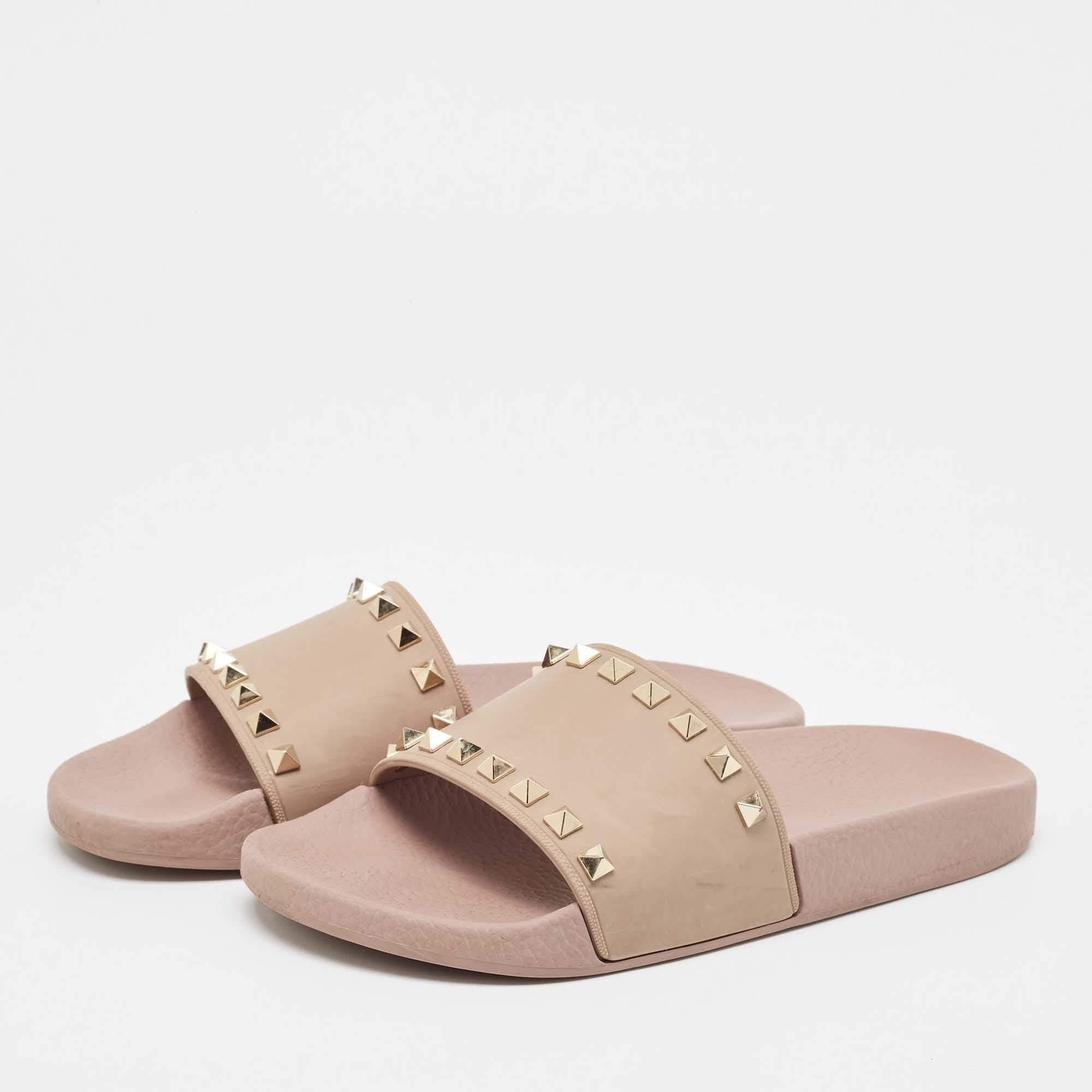 Arricchisci i tuoi look casual con un tocco di stile con queste diapositive di Valentino. Realizzata in materiale di qualità, con una bella tonalità e le tipiche Rockstuds che la adornano.  Questa coppia è un must have