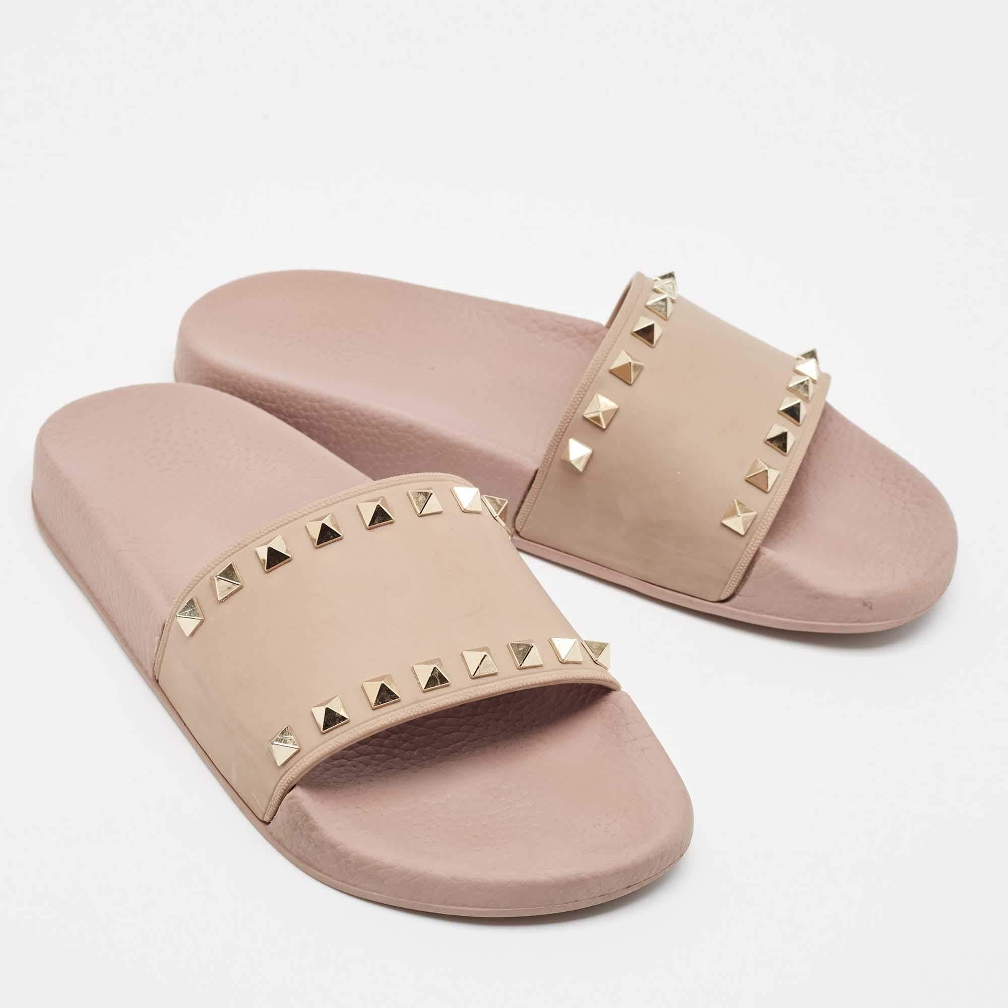 Valentino - Scivoli Rockstud in gomma rosa polveroso taglia 38 In condizioni buone in vendita a Dubai, Al Qouz 2
