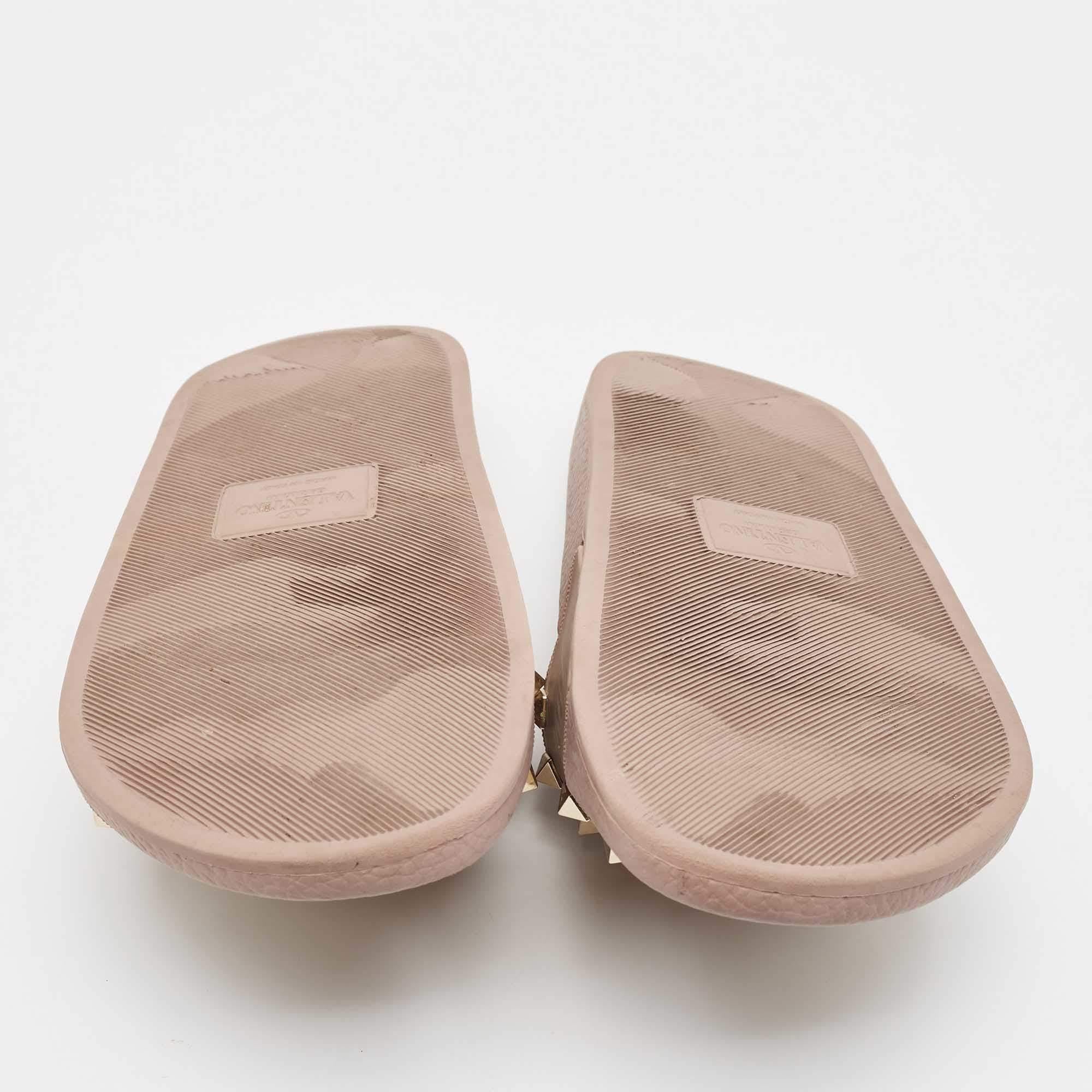Valentino - Scivoli Rockstud in gomma rosa polveroso taglia 38 in vendita 1