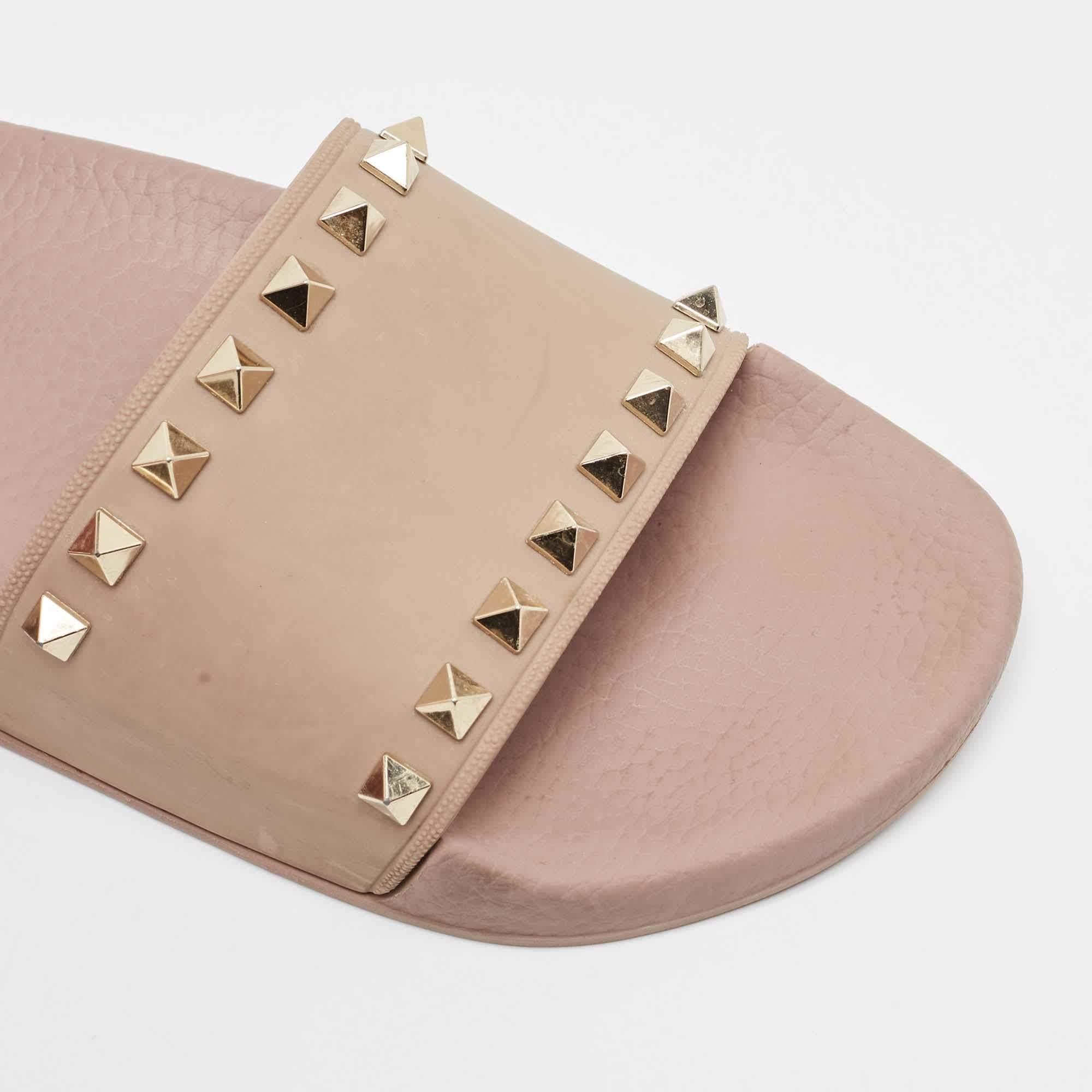 Valentino - Scivoli Rockstud in gomma rosa polveroso taglia 38 in vendita 2