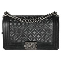 Borsa media Chanel in pelle d'agnello borchiata nera