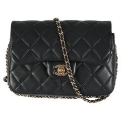Chanel Mini in pelle d'agnello trapuntata nera con patta di perle preziose
