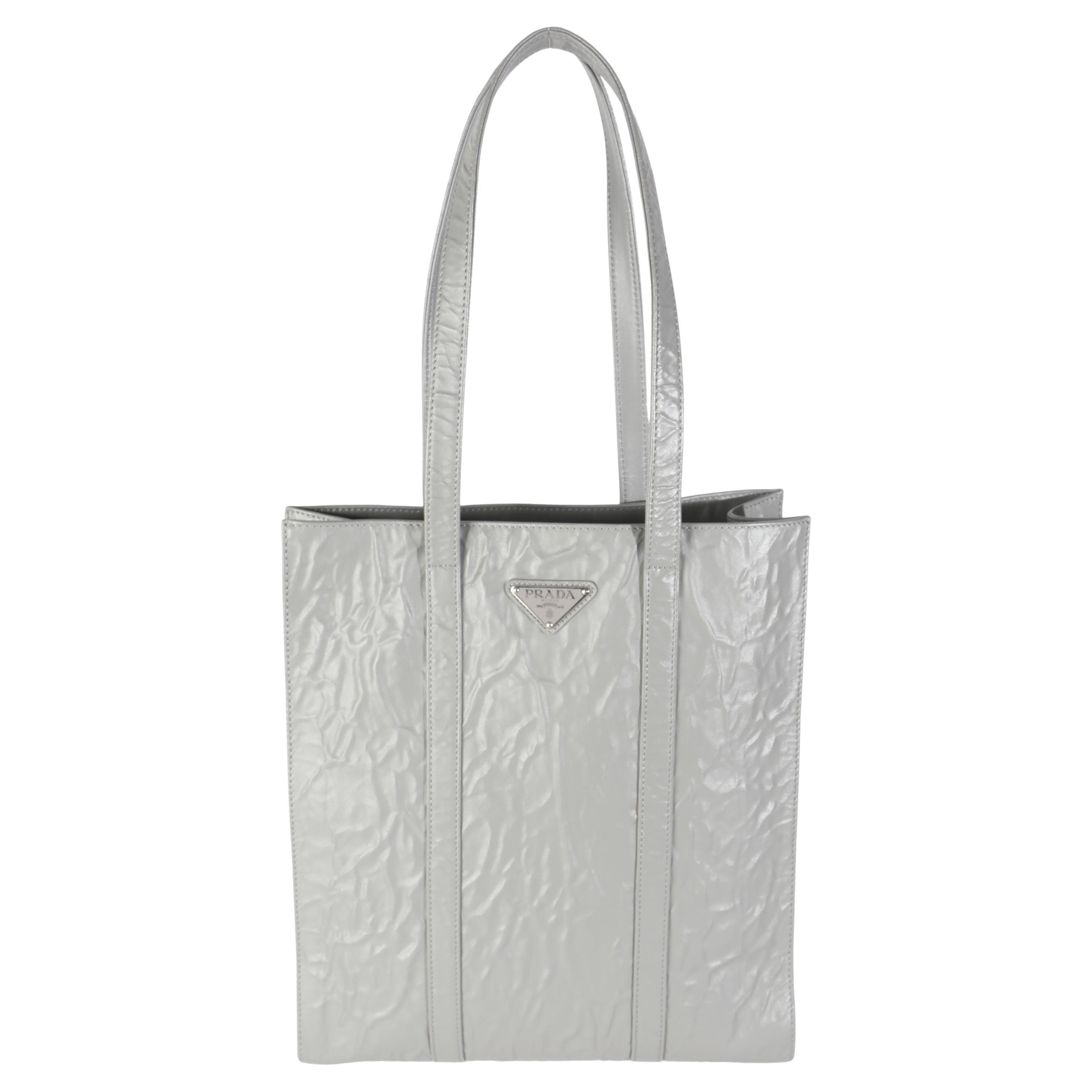 Prada Kleine antike Nappa-Tasche aus Schiefergrau