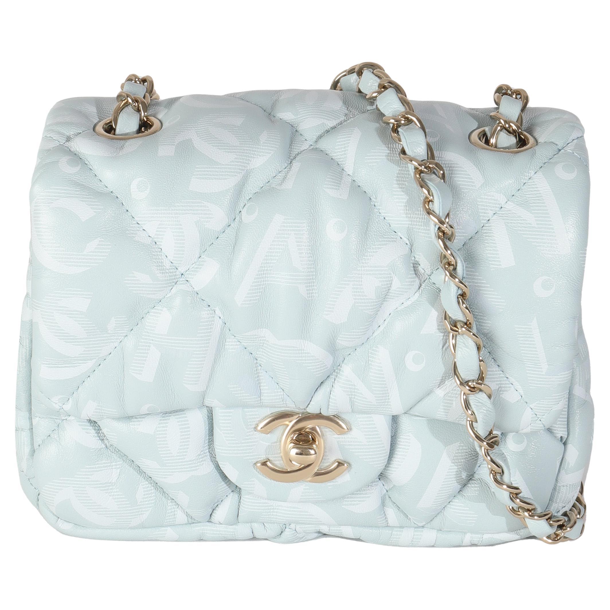 Chanel mini sac à rabat en cuir d
agneau bleu clair avec logo