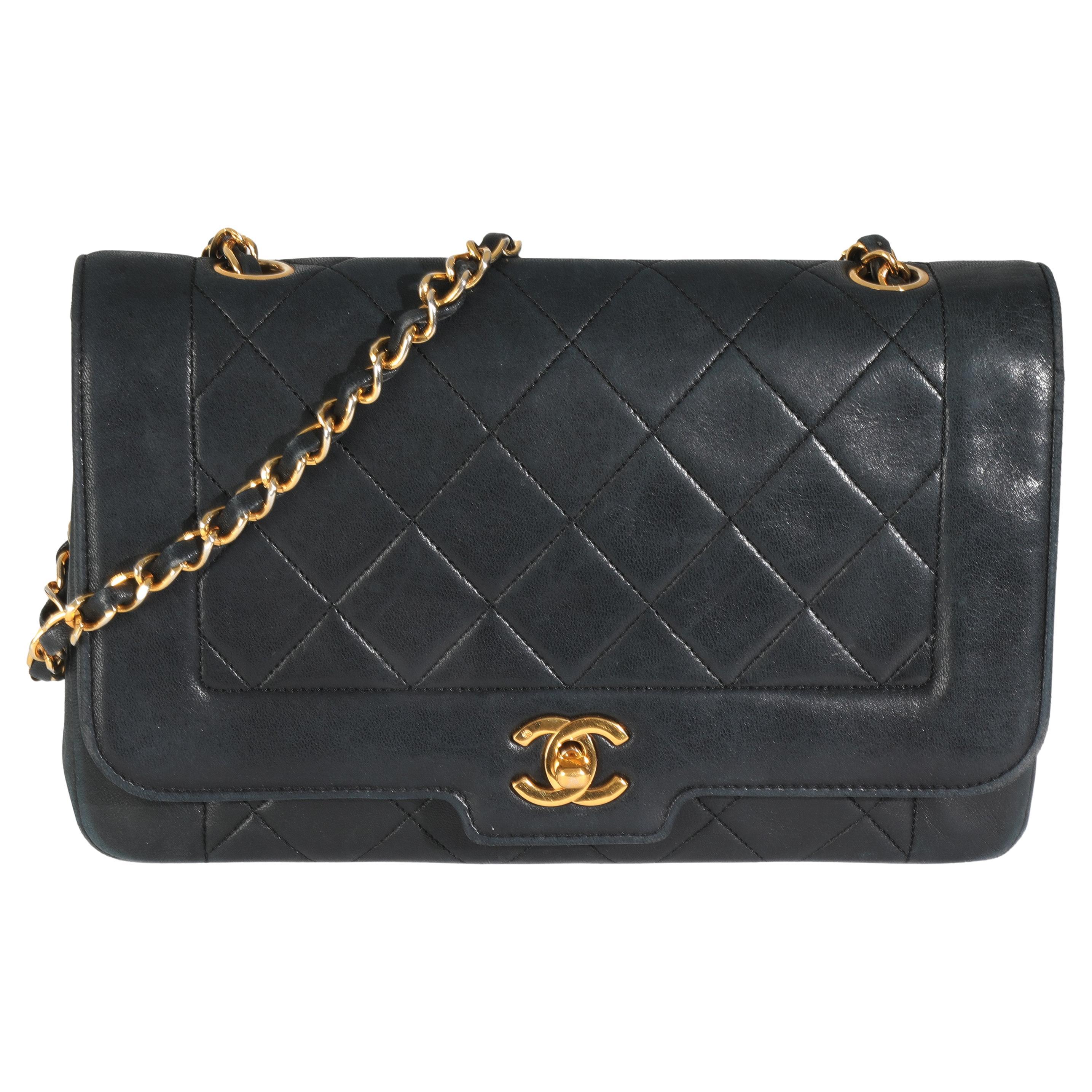 Chanel Vintage Schwarze Diana Tasche aus gestepptem Lammfell Medium mit einer Klappe im Angebot