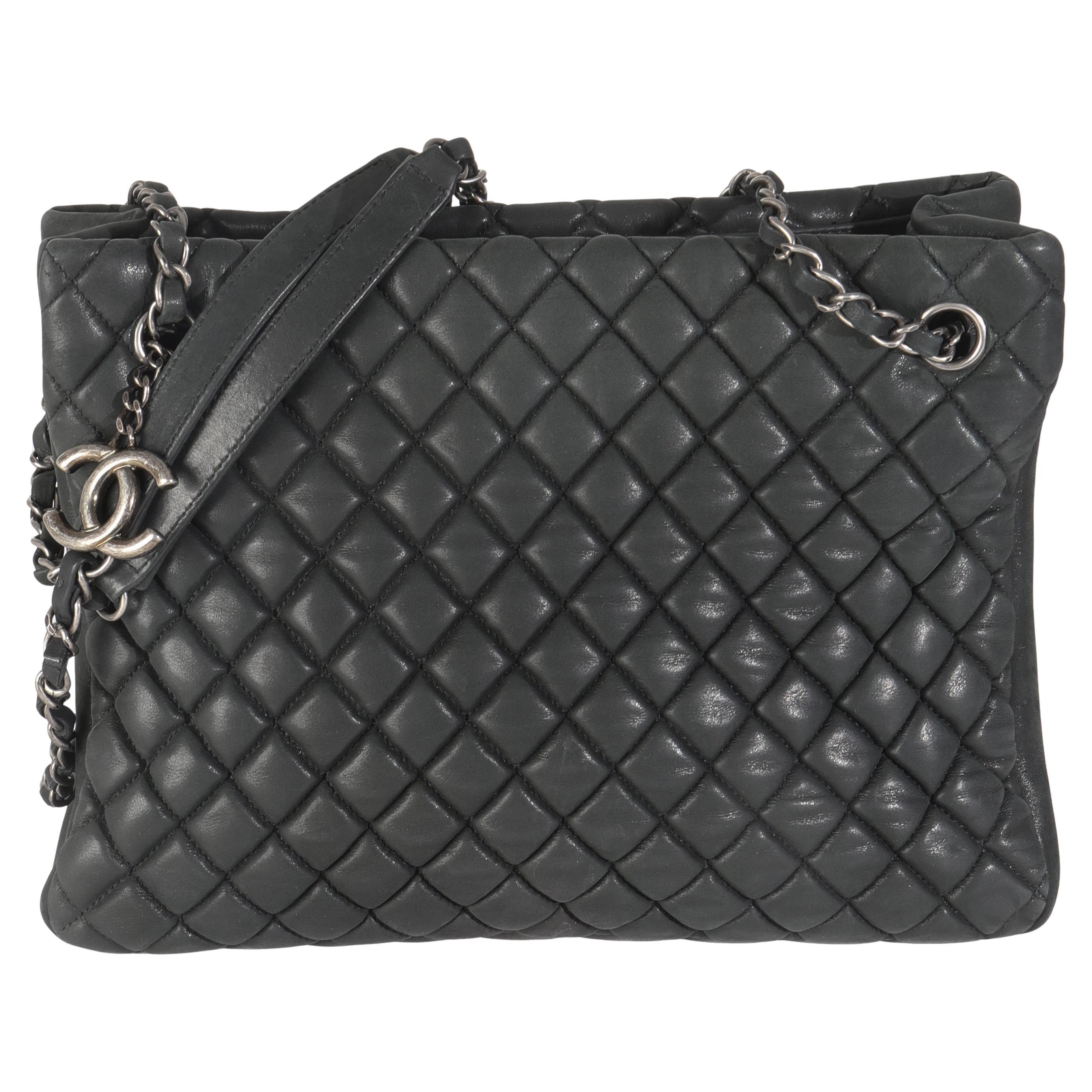 Chanel Tote piccola in pelle di vitello iridescente grigio scuro &New Bubble Quilt