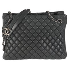 Chanel Tote piccola in pelle di vitello iridescente grigio scuro &New Bubble Quilt