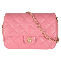 Chanel Mini bolso cuadrado con solapa y cadena en piel de becerro acolchada rosa