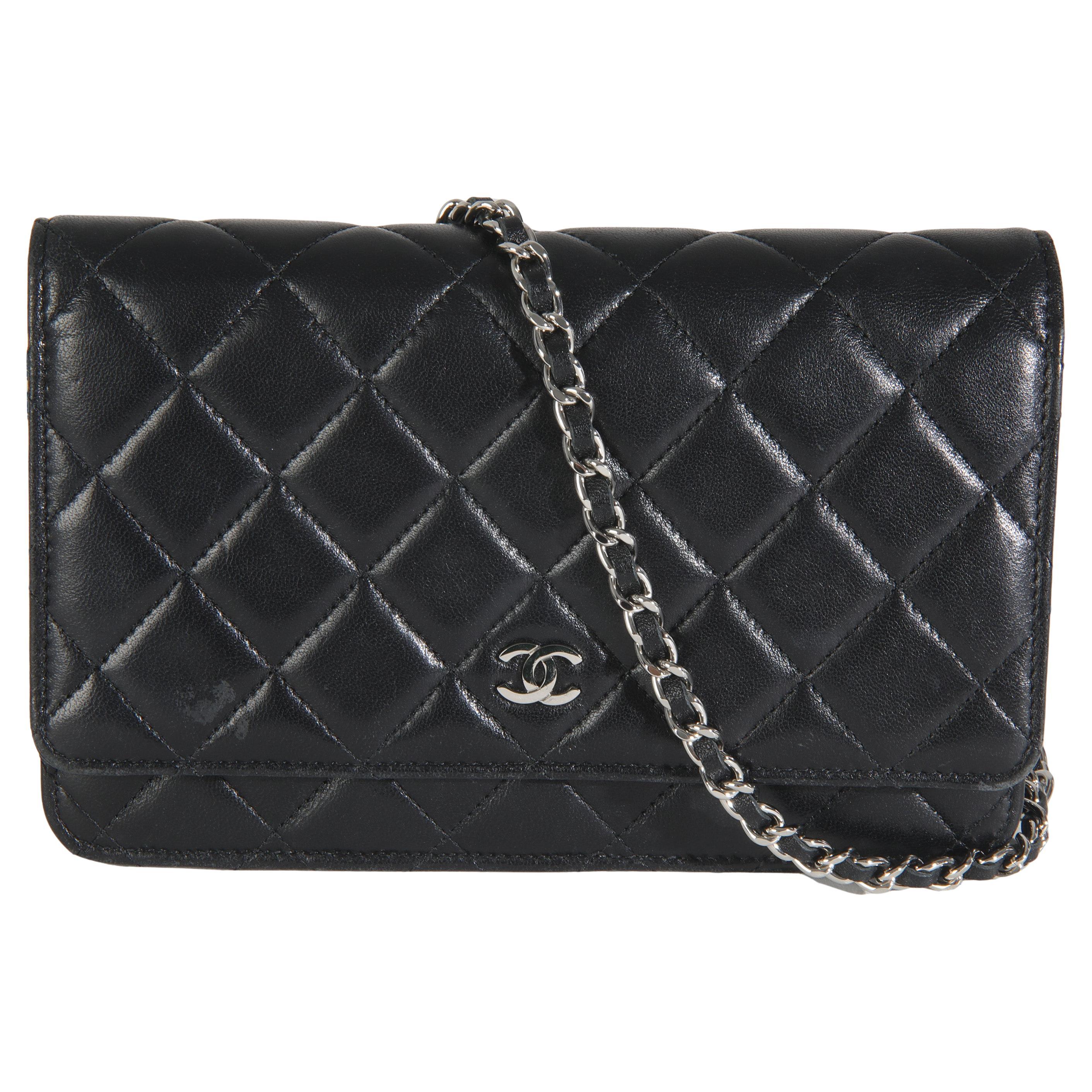 Cartera de piel de cordero acolchada negra con cadena en venta