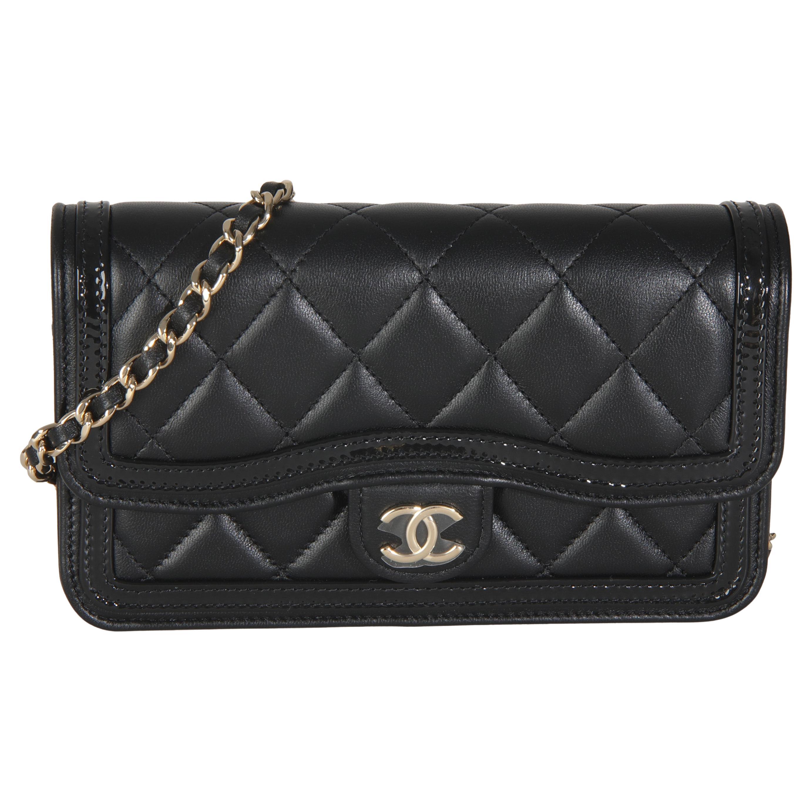 Chanel - Porte-téléphone en cuir de veau matelassé noir sur chaîne