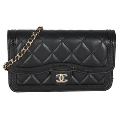 Porta telefono Chanel in pelle di vitello trapuntata nera su Chanel