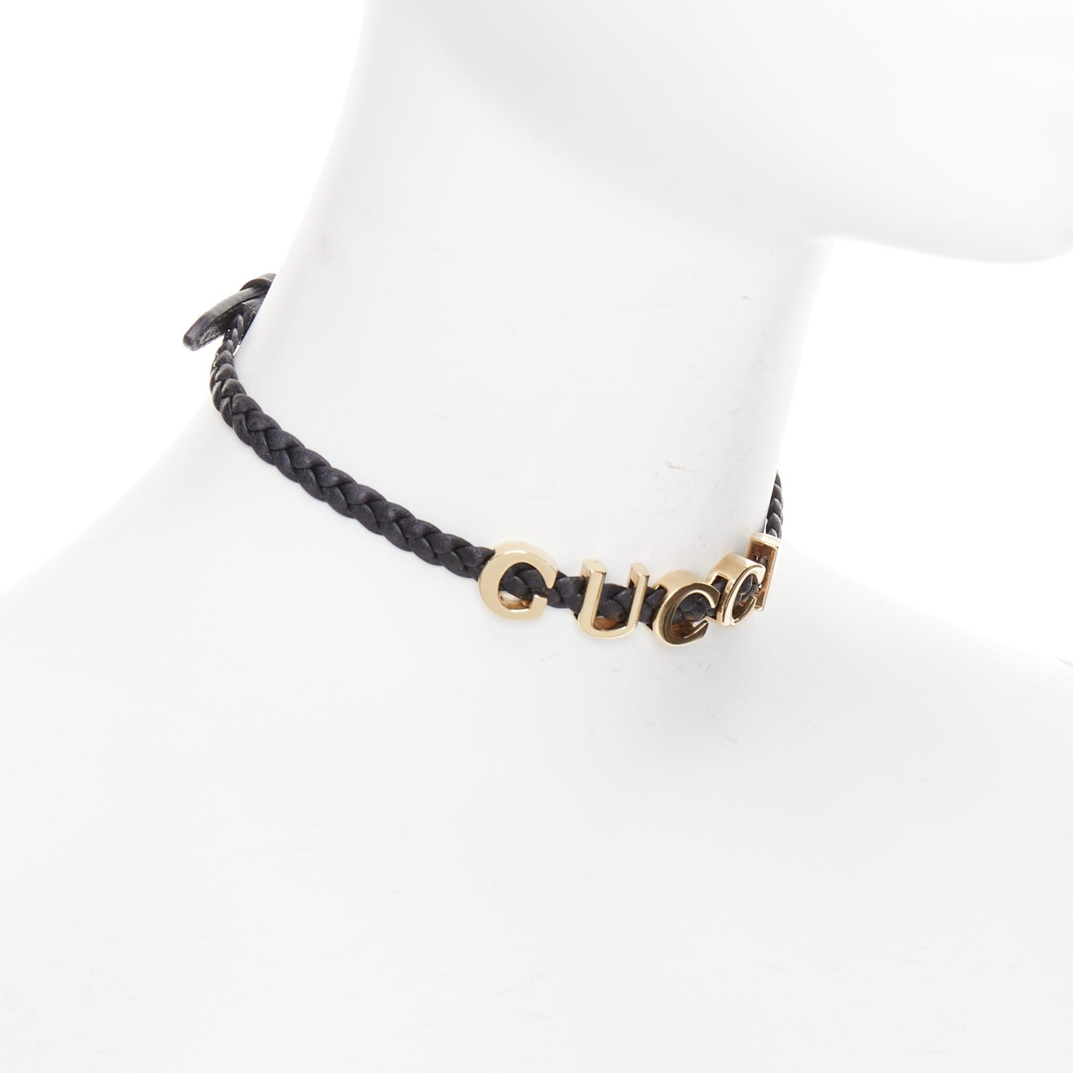 Gucci collana a girocollo in pelle di vitello intrecciata nera con logo in tonalità oro In condizioni buone in vendita a Hong Kong, NT